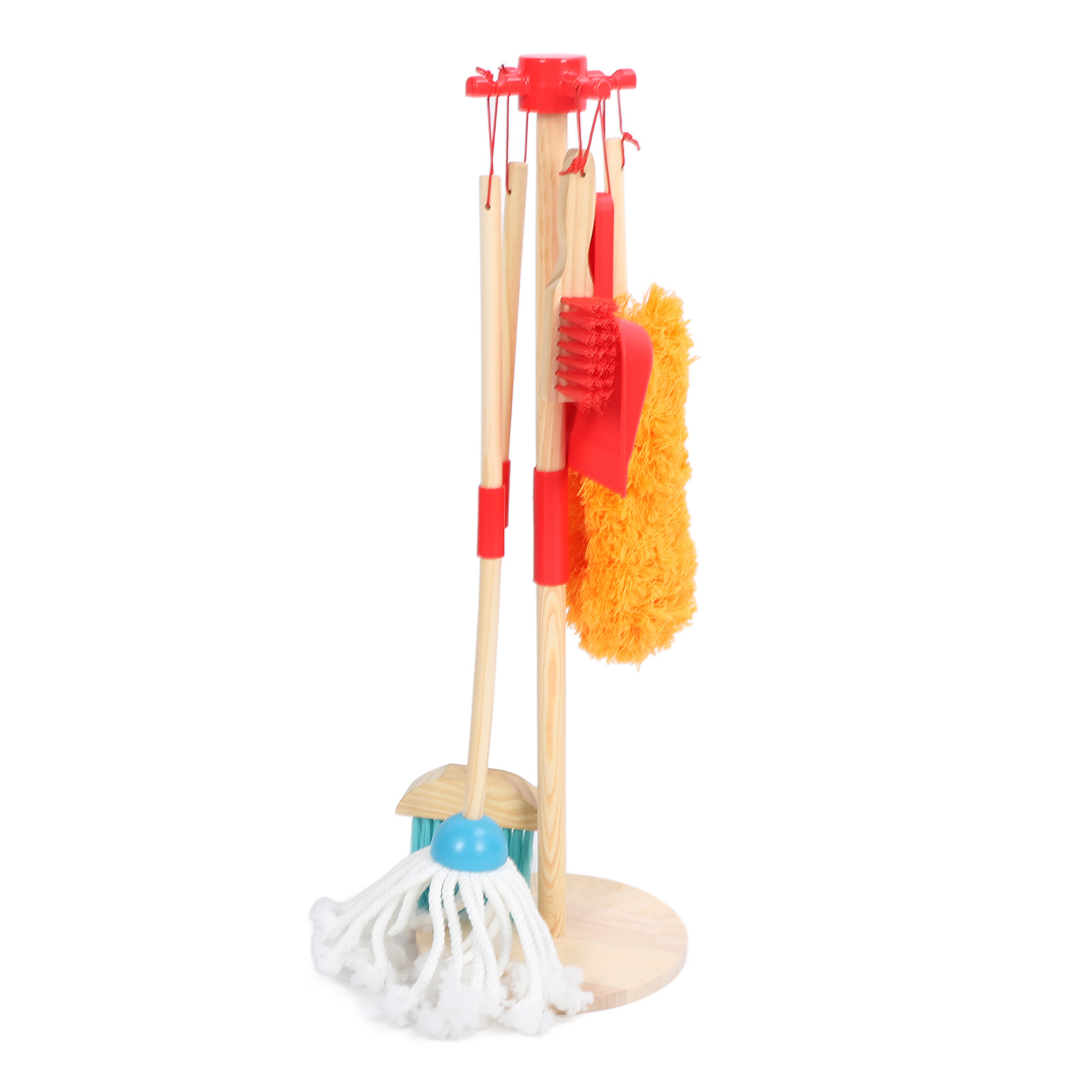 Reinigungsmittel-Set aus Holzspielzeug mit Mopp, Bürste, Staubwedel und Holzständer auf Weiß.