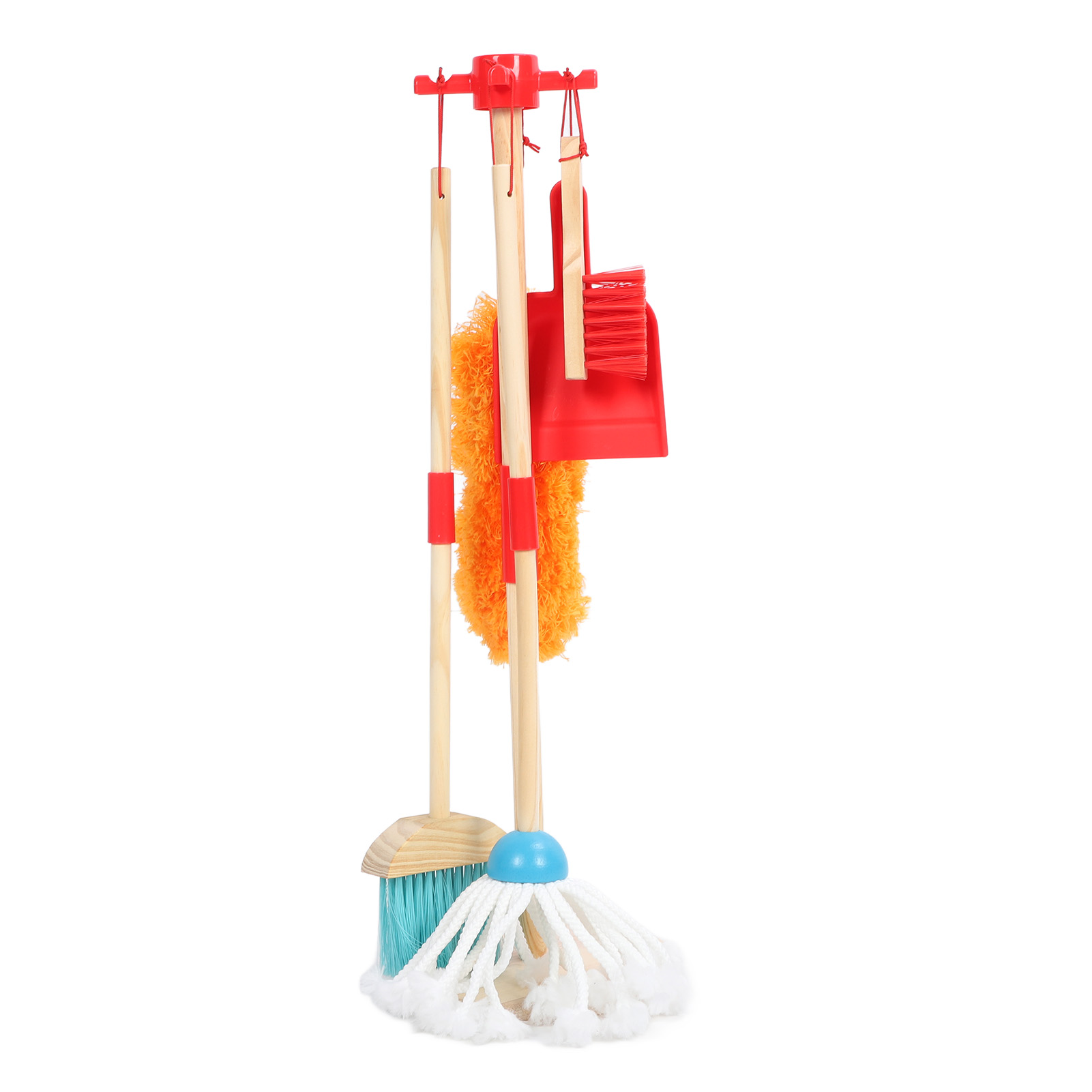 Kinderputzset. Enthält Besen, Mopp, Staubwedel und Kehrschaufel. Rote und Holztöne, heller Hintergrund.