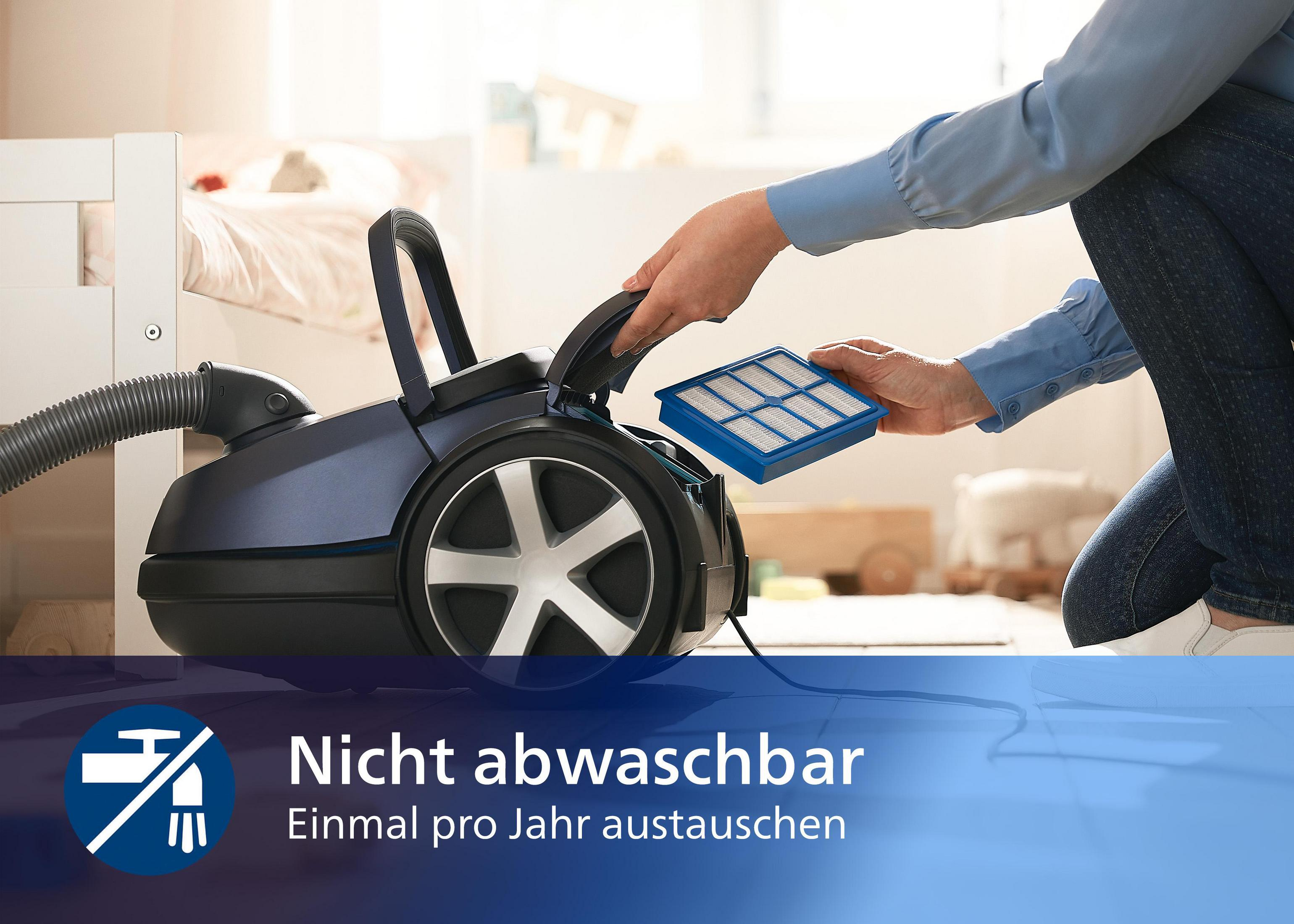 Eine Person wechselt den Staubsaugerfilter.