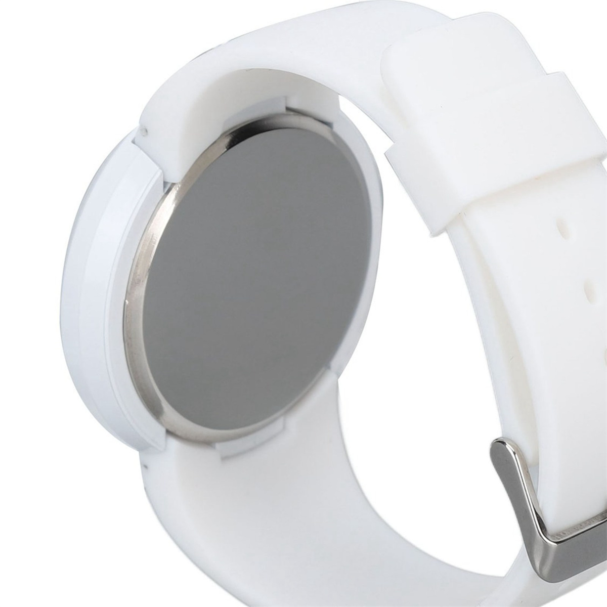 Eine weiße Smartwatch mit rundem Zifferblatt und weißem Armband, Nahaufnahme.