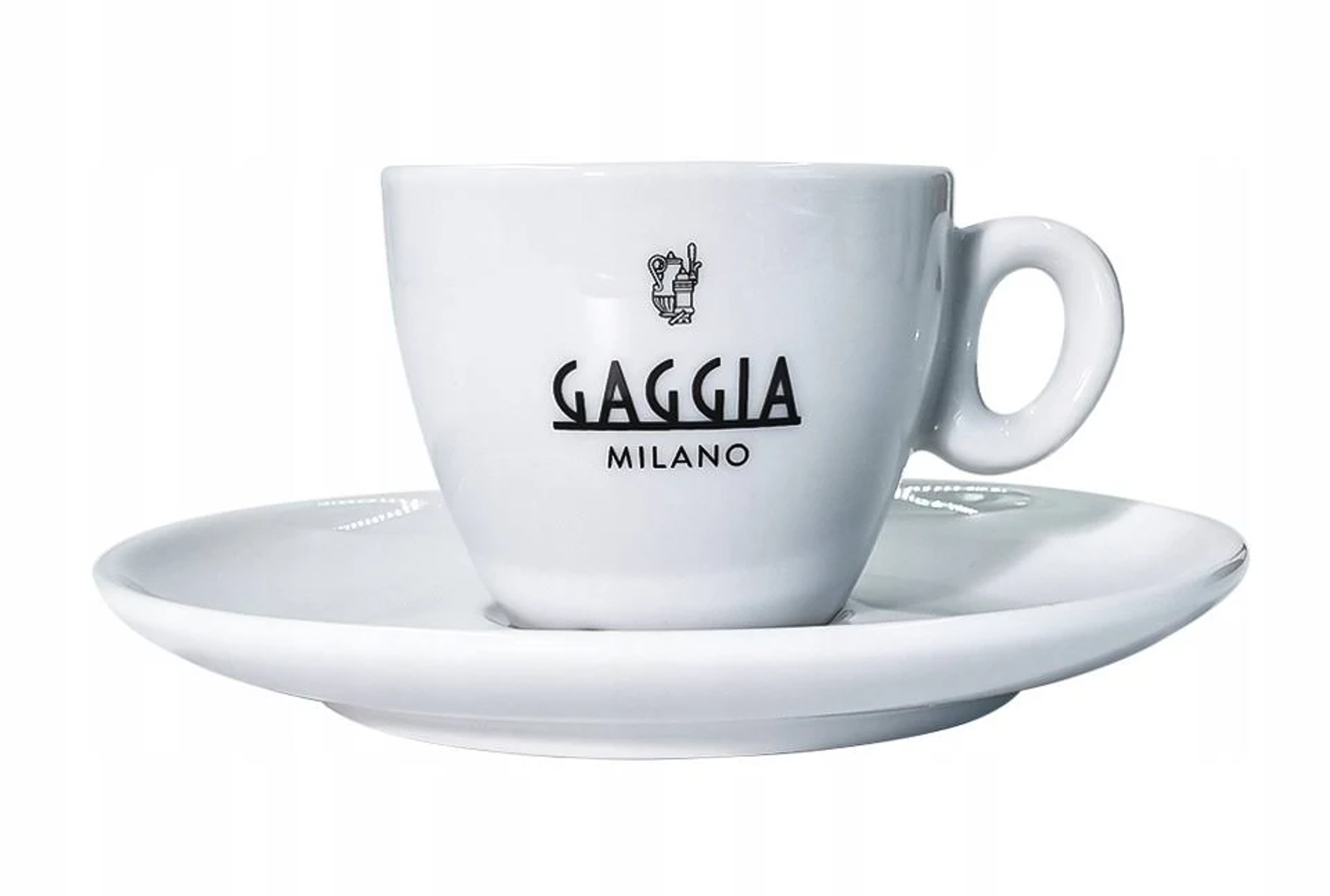 Biały zestaw filiżanki i spodka do espresso Gaggia Milano na białym tle, wyizolowany do ekspozycji.