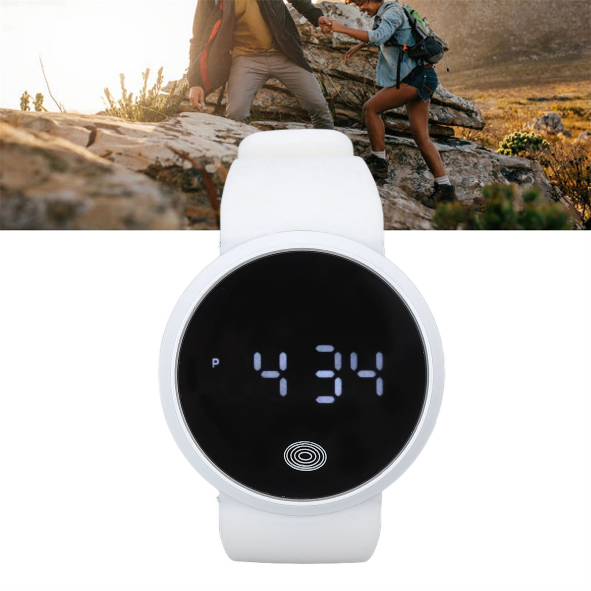 Eine weiße Smartwatch mit schwarzem Bildschirm zeigt 4:34. Im Hintergrund wandern Personen.