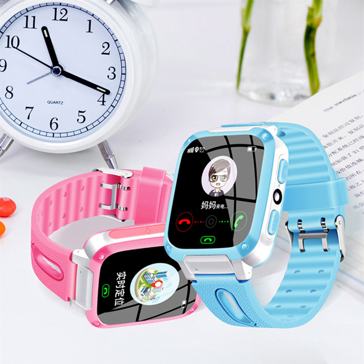 Zwei Smartwatches, eine rosa, eine blaue. Beide haben Bildschirme, die eine Anrufoberfläche anzeigen.