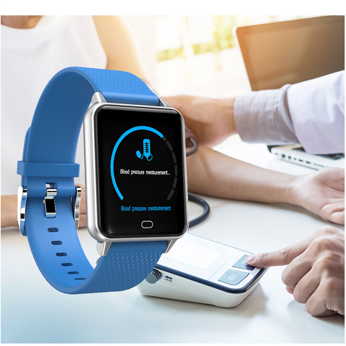 Eine blaue Smartwatch am Handgelenk, die den Blutdruck misst. Ein Arzt in der Nähe.