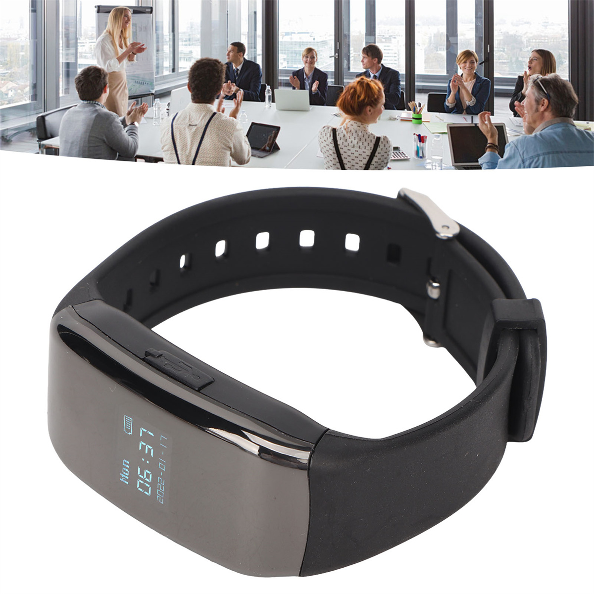 Schwarze Fitness-Tracker-Uhr. Personen in einer Besprechung im Hintergrund. Uhr zeigt Zeit/Datum.