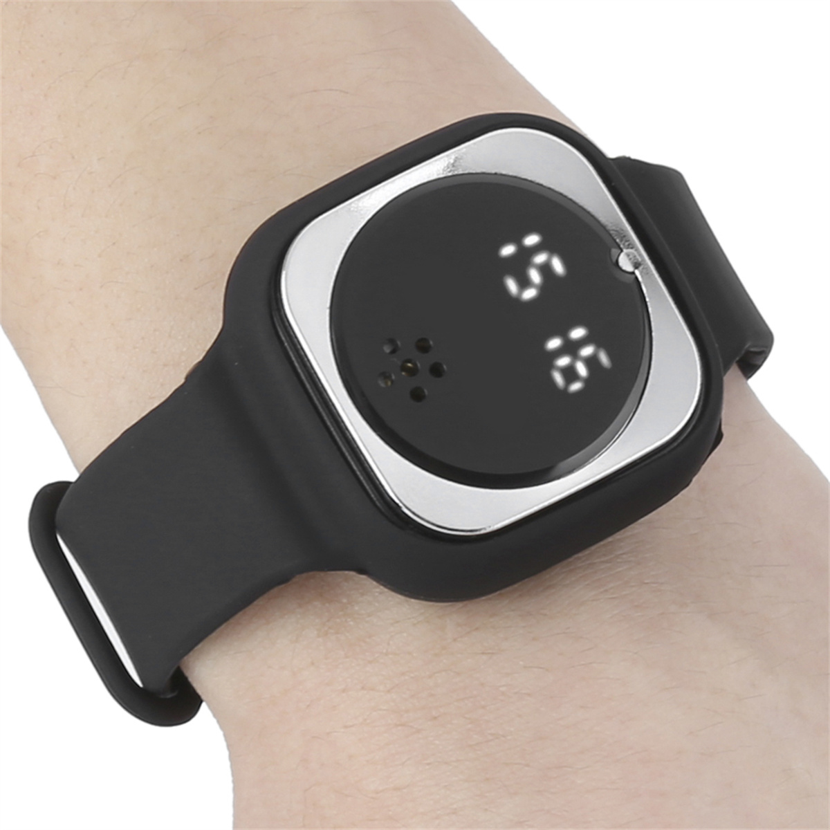 Eine schwarze Smartwatch am Handgelenk, die digitale Zahlen und einen silbernen Rahmen anzeigt.