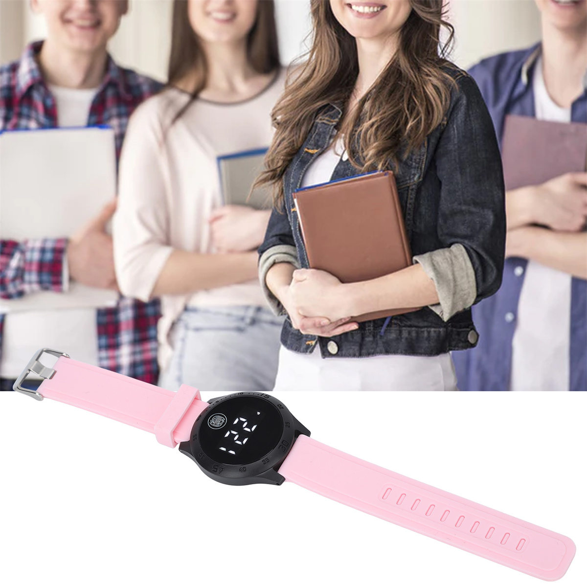 Eine rosa Uhr am Handgelenk mit Personen im Hintergrund.