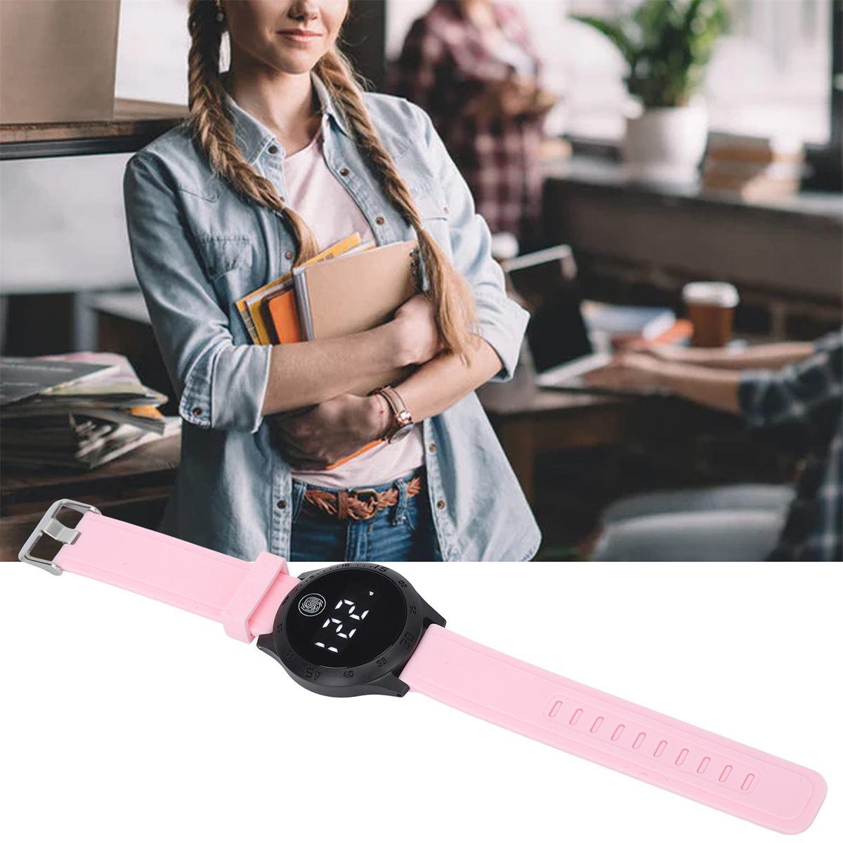 Frau hält Bücher, trägt eine Uhr mit pinkfarbenem Armband und andere Personen im Hintergrund.