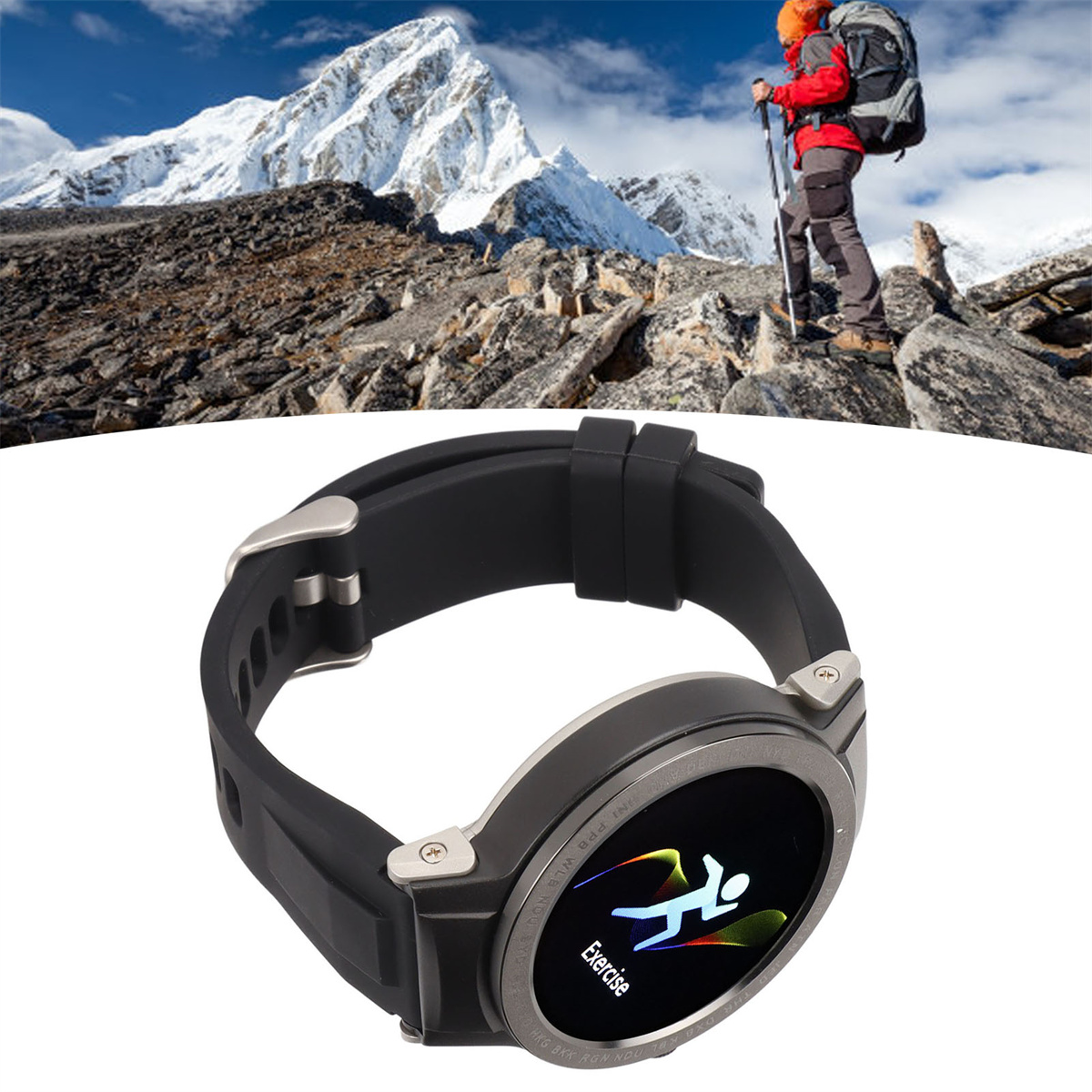 Eine Person wandert mit Rucksack und Stöcken vor einem schneebedeckten Berg. Im Vordergrund befindet sich eine Uhr.