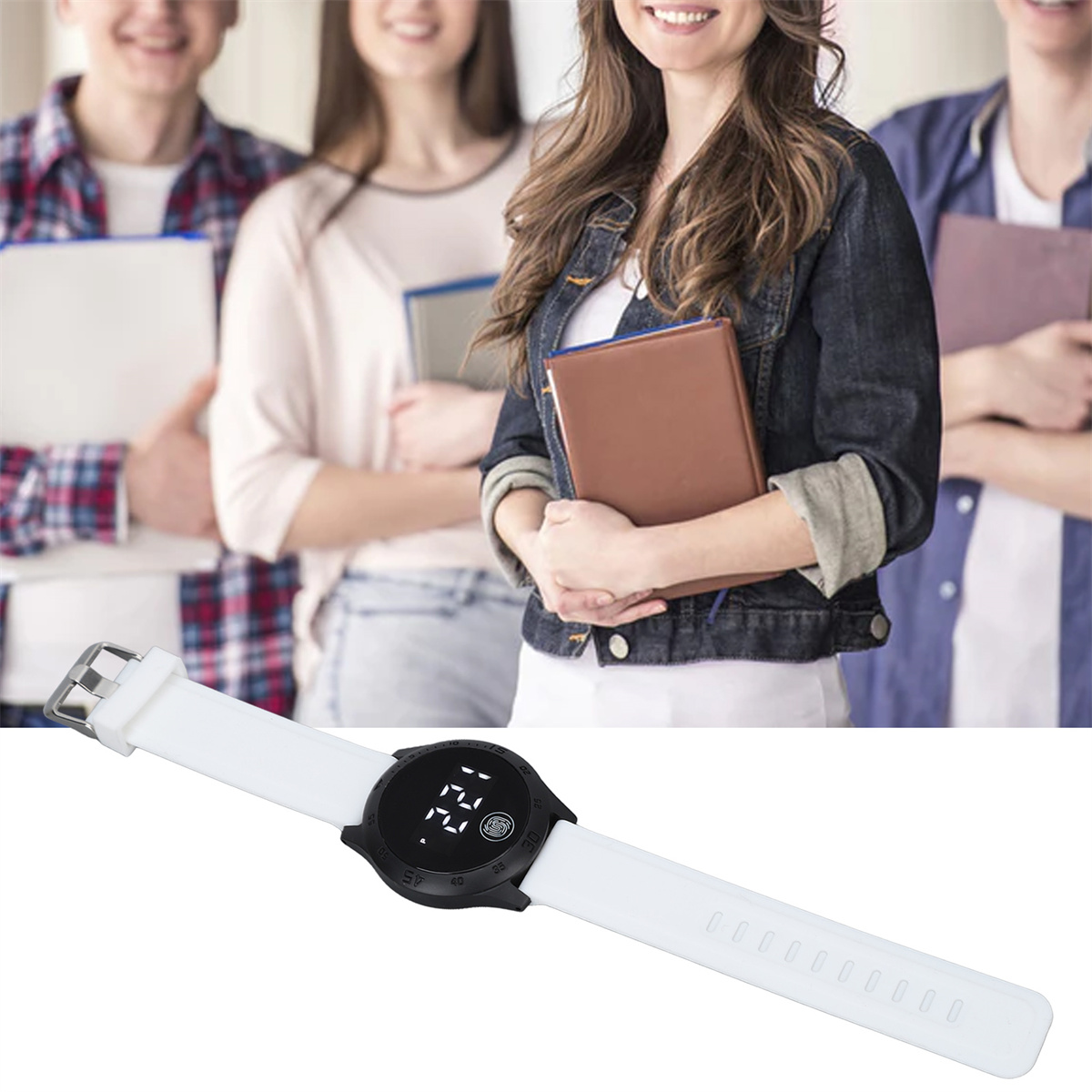 Eine digitale Uhr mit weißem Armband. Personen im Hintergrund, die Bücher halten.