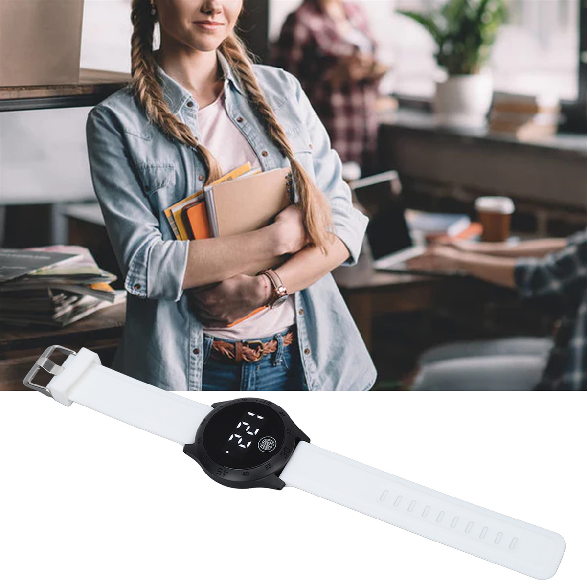 Eine Frau mit Zöpfen hält Bücher. Eine Digitaluhr mit weißem Armband im Vordergrund.
