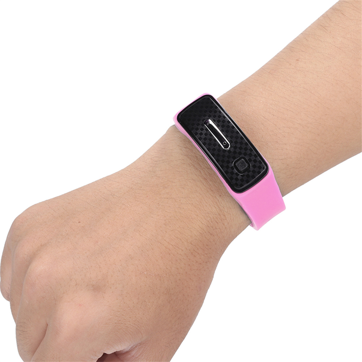 Das Handgelenk einer Person mit einem pinkfarbenen Smartband mit Bildschirm.