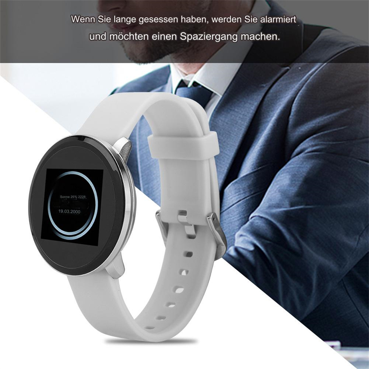 Weiße Smartwatch mit weißem Armband, zeigt Zeit und Akkustatus auf dem Bildschirm.