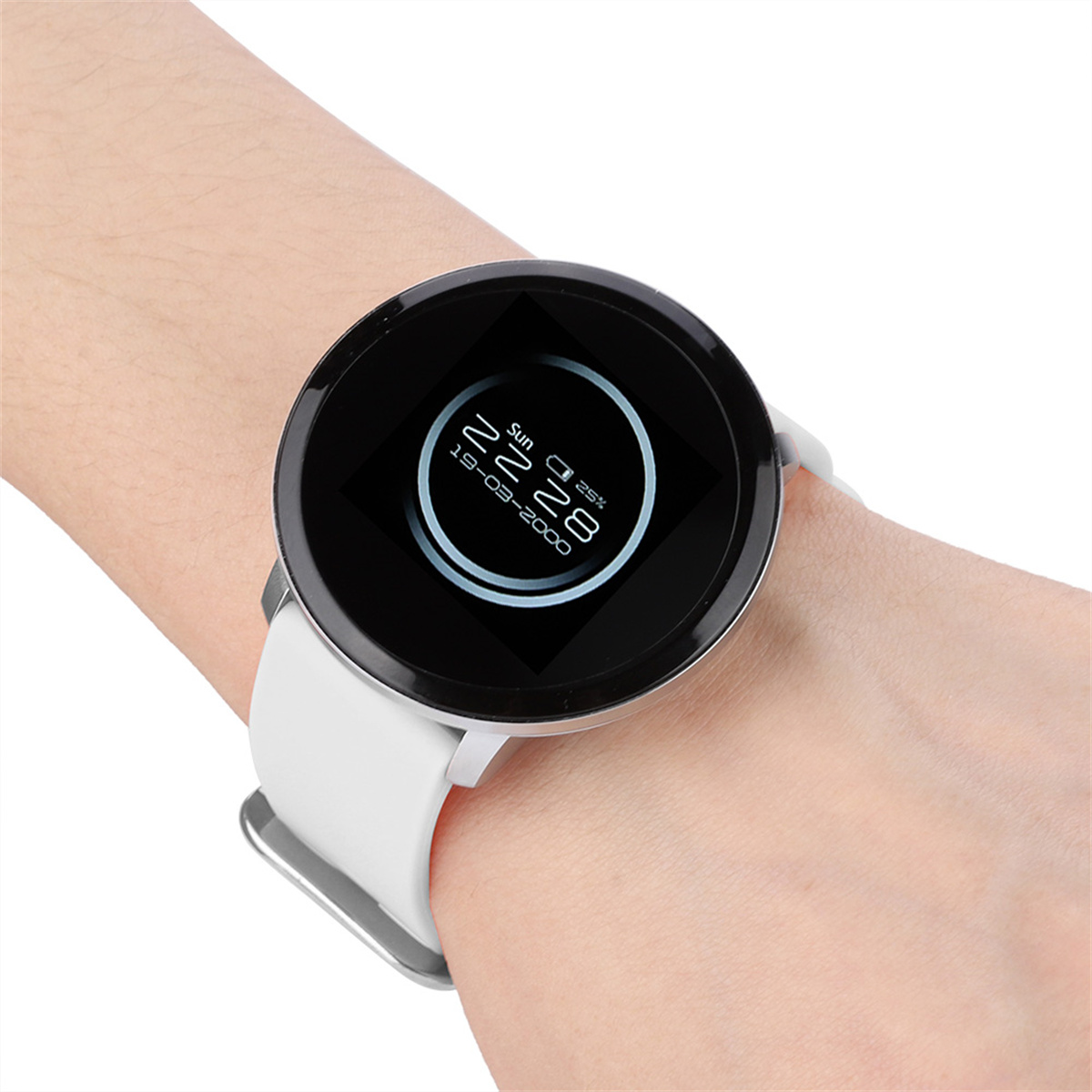 Das Handgelenk einer Person mit einer runden, weißen Smartwatch, die Zeit und Datum anzeigt.