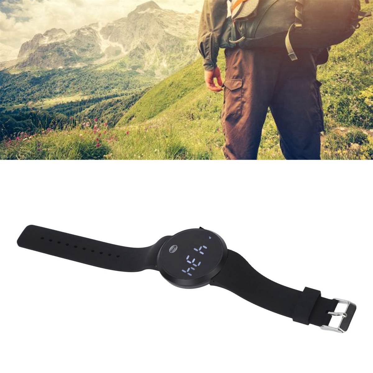 Eine schwarze Uhr mit weißen Ziffern. Ein Wanderer mit Rucksack steht auf einem Feld mit Bergen im Hintergrund.