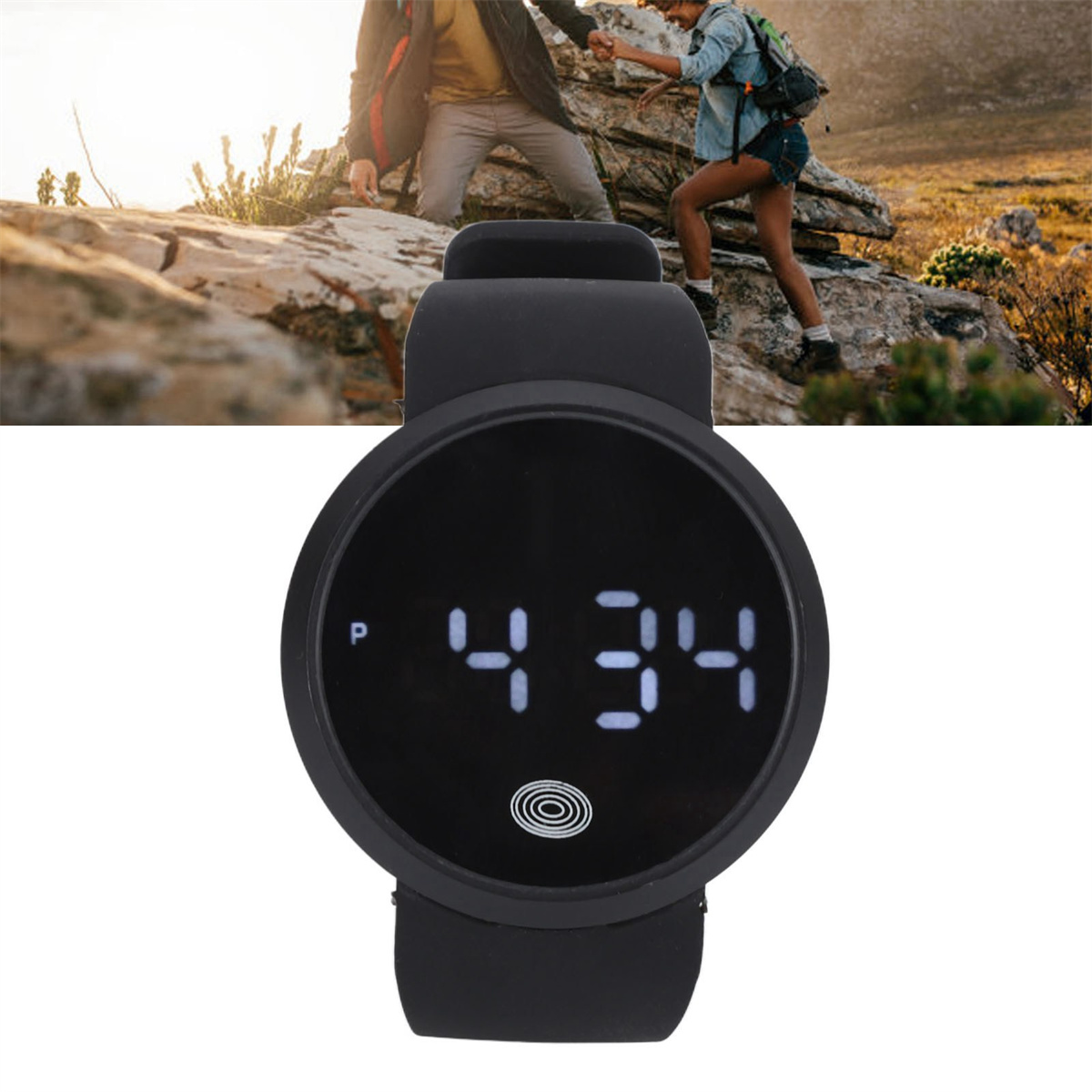 Schwarze Smartwatch mit digitaler Anzeige 4:34. Wanderer im Hintergrund, sonniger Tag.