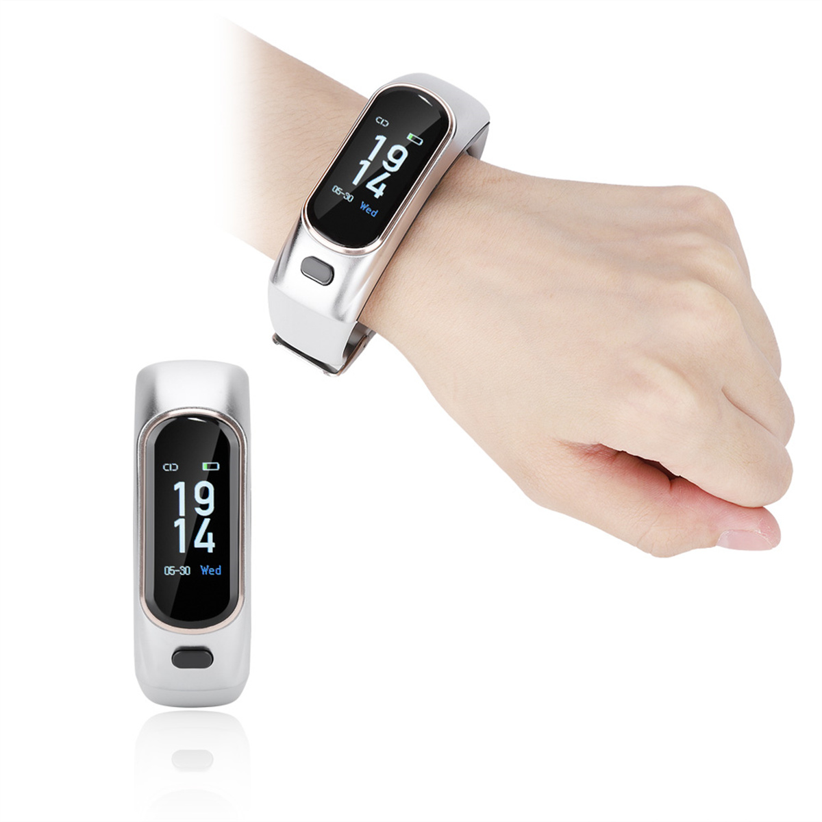 Ein weißer Fitness-Tracker am Handgelenk und ein Tracker. Beide zeigen Zeit und Datum an.