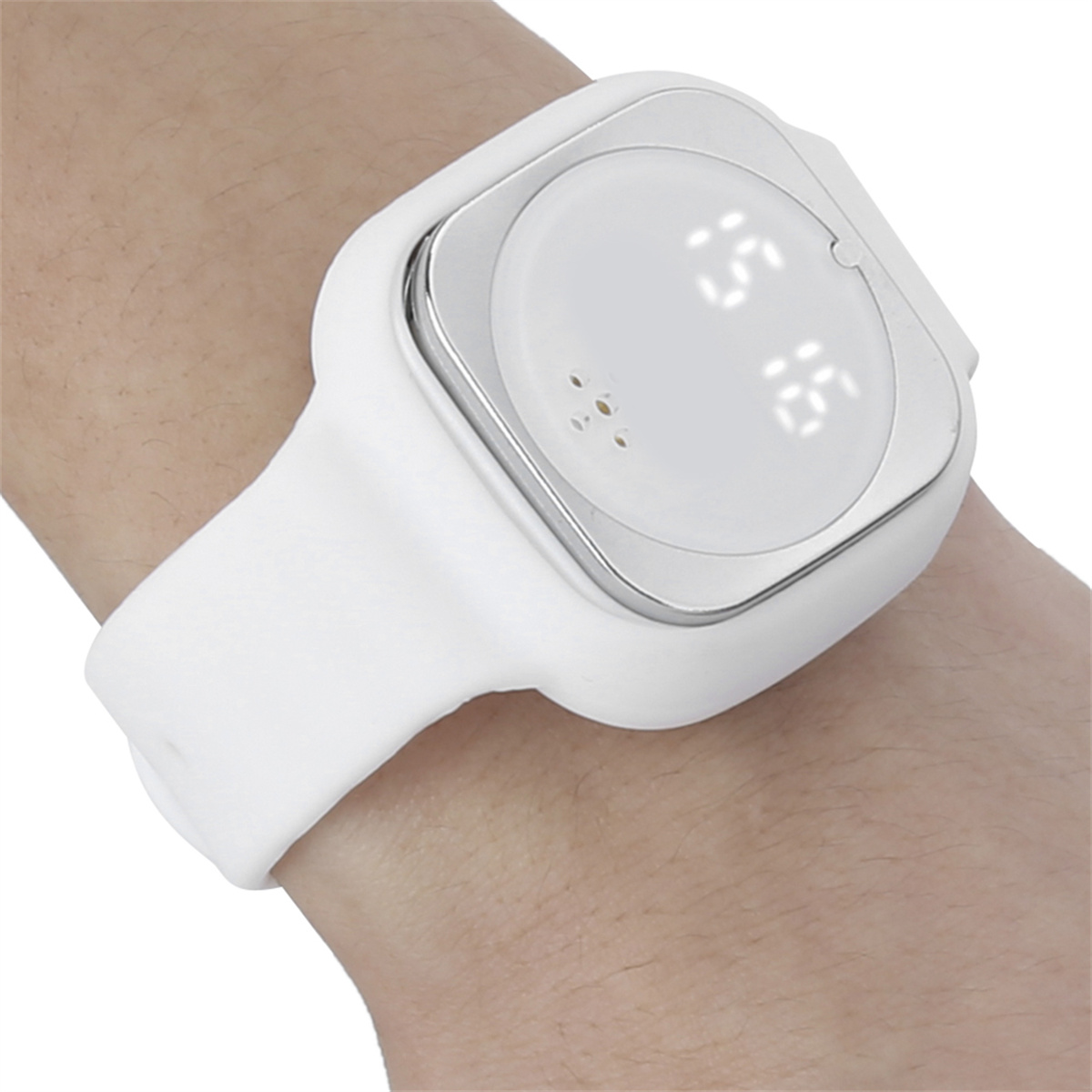 Weiße Smartwatch am Handgelenk, mit digitaler Anzeige, die die Uhrzeit zeigt, und silbernem Rahmen.