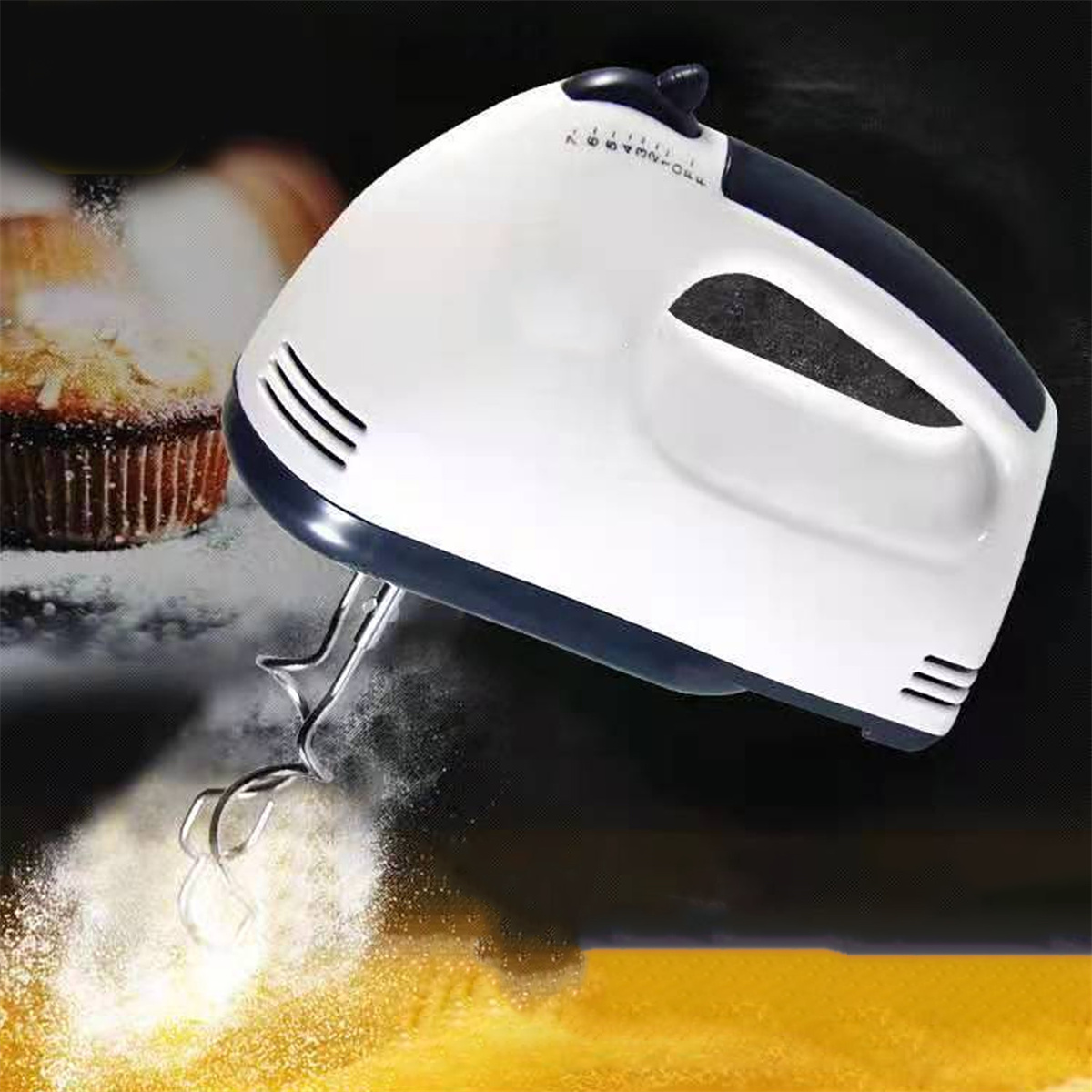 Ein weißer Handmixer mit schwarzem Griff, der Zutaten mit Mehl verrührt.