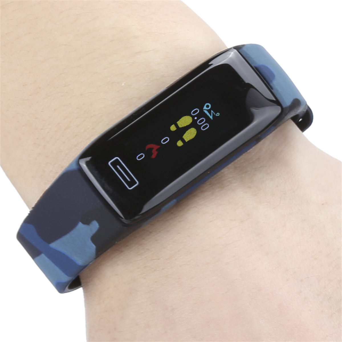 Eine Smartwatch am Handgelenk, die Fitnessdaten anzeigt, einschließlich Schritte, Herzfrequenz und Akkustand. Das Armband ist blau-Tarn.