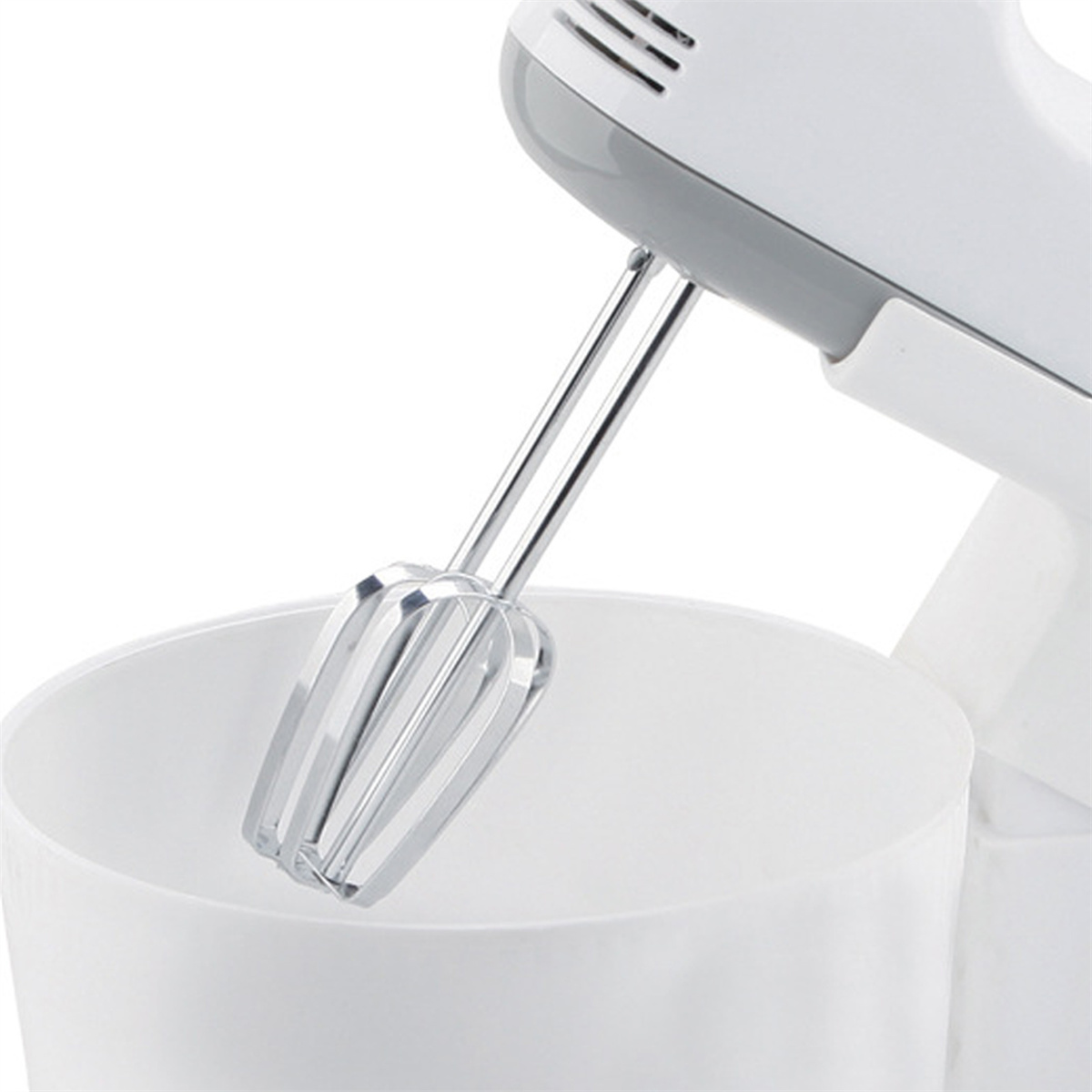 Ein weißer Handmixer mit einem silbernen Schneebesenaufsatz.