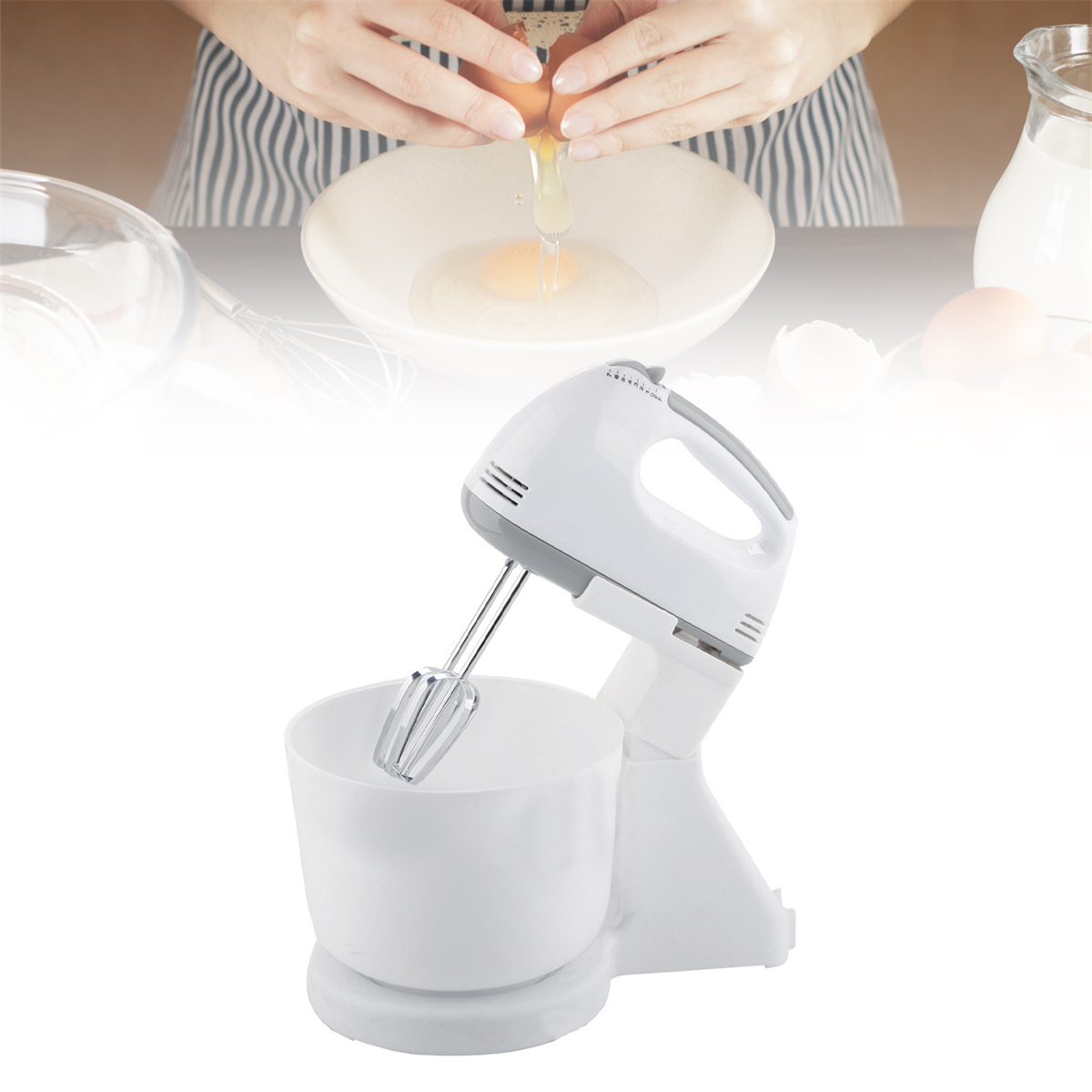 Ein weißer Handmixer mit einer Schüssel und eine Person, die im Hintergrund ein Ei in eine andere Schüssel aufschlägt.