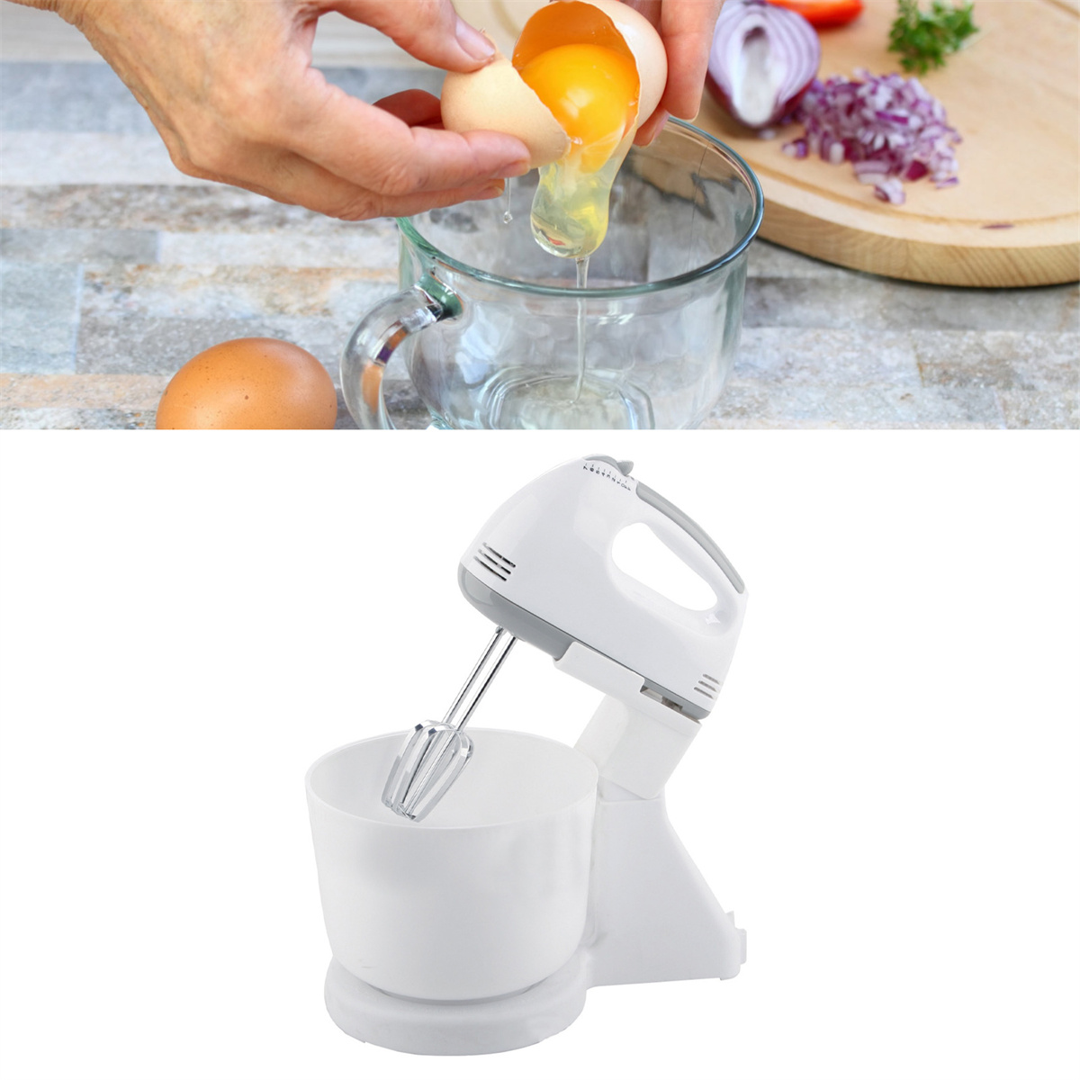 Hände schlagen ein Ei in ein Glas. Unten ein Mixer und eine Schüssel. Zutaten auf einem Brett.