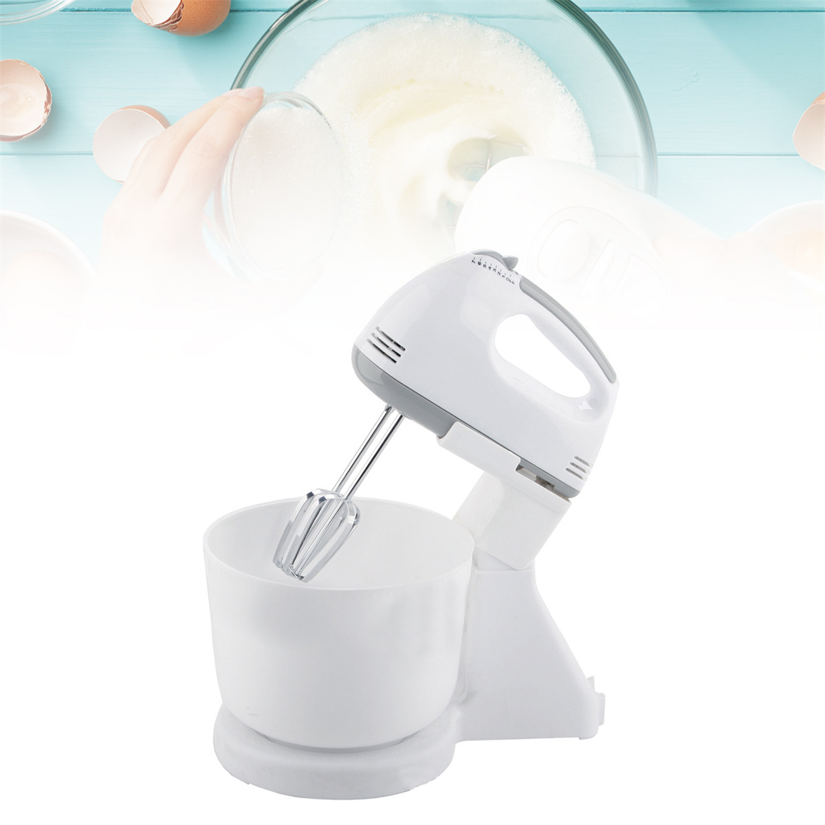 Ein weißer Handmixer in Gebrauch, mit einer Schüssel und Zutaten sichtbar. Der Hintergrund ist eine hellblaue Oberfläche.