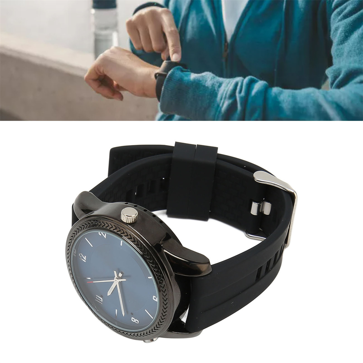 Eine Person zeigt auf eine Smartwatch. Schwarze Uhr mit schwarzem Armband am Handgelenk.