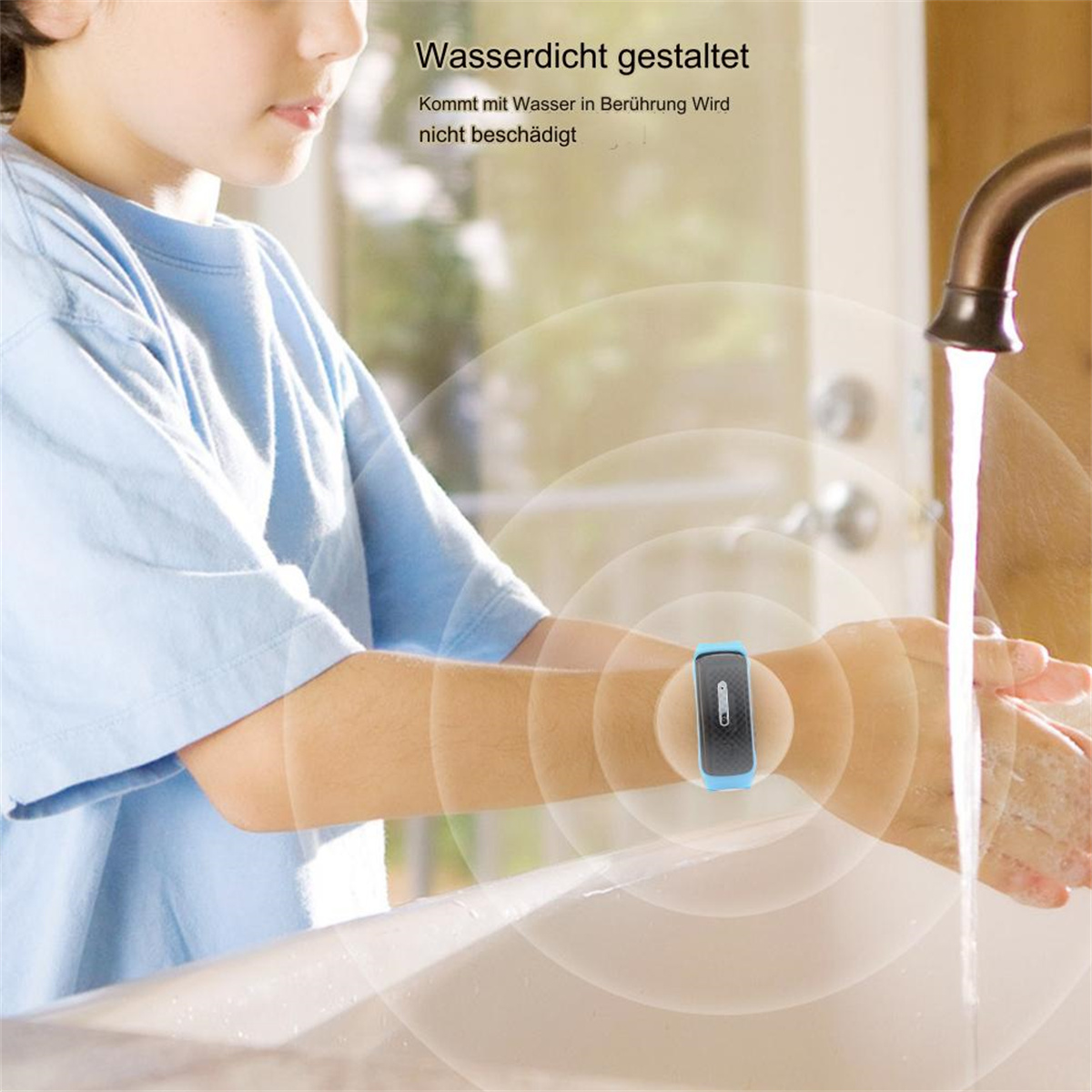 Ein Junge wäscht Hände mit einer blau-schwarzen Smartwatch.