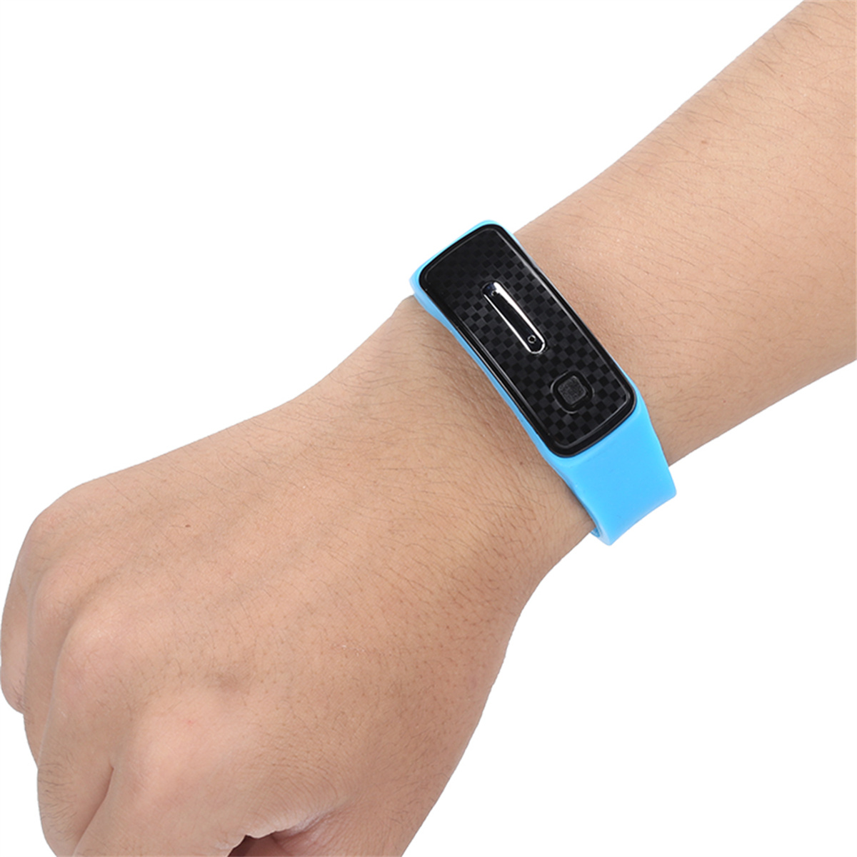 Das Handgelenk einer Person mit einem blauen Fitnesstracker. Das Band ist blau mit schwarzem Display.