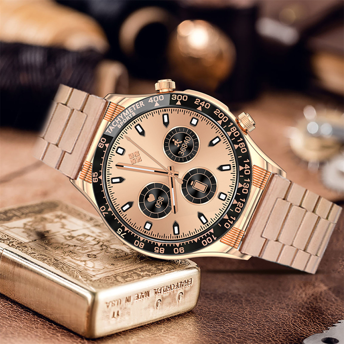 Goldene Uhr mit goldenem Armband. Sie liegt auf einem goldenen Feuerzeug.