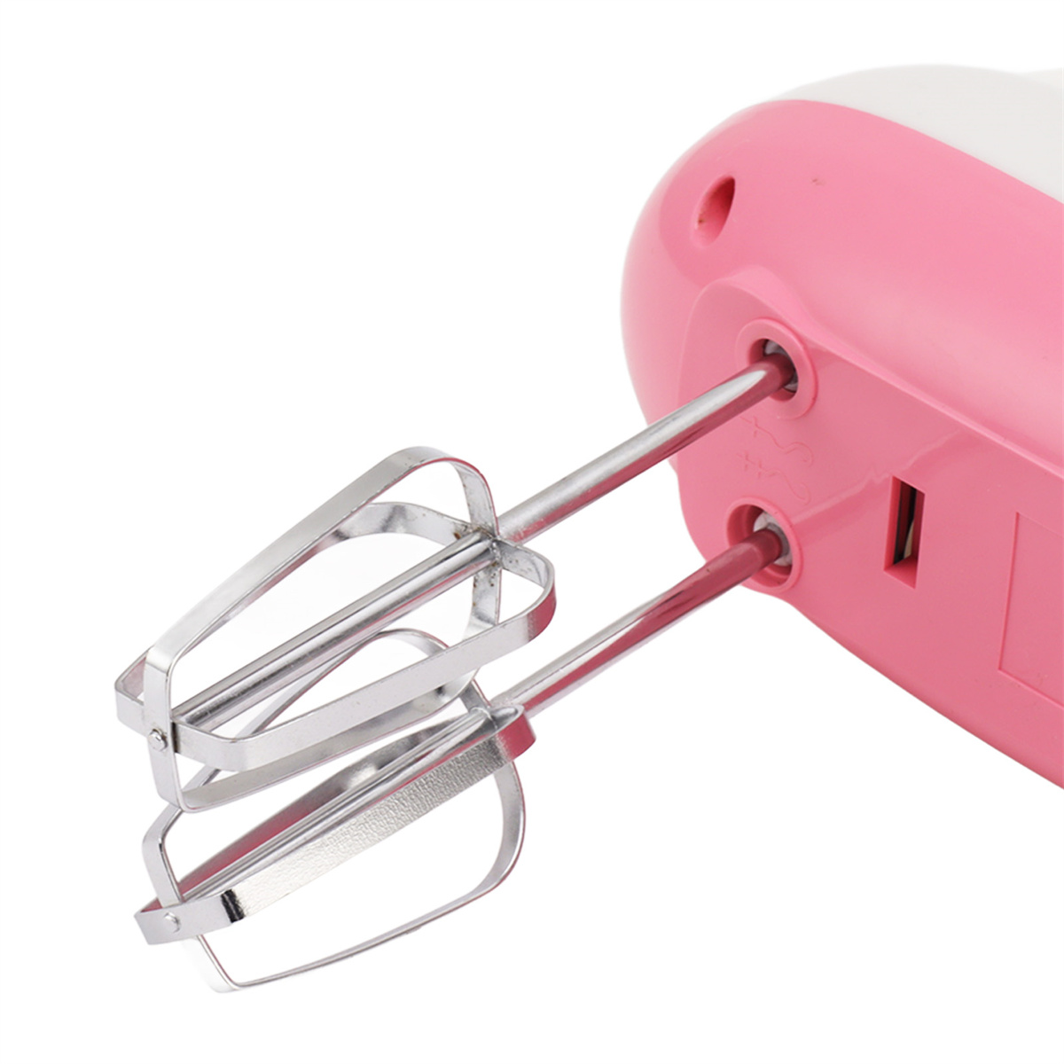 Ein rosa-weißer Handmixer mit Schneebesen, die auf den Betrachter zeigen.