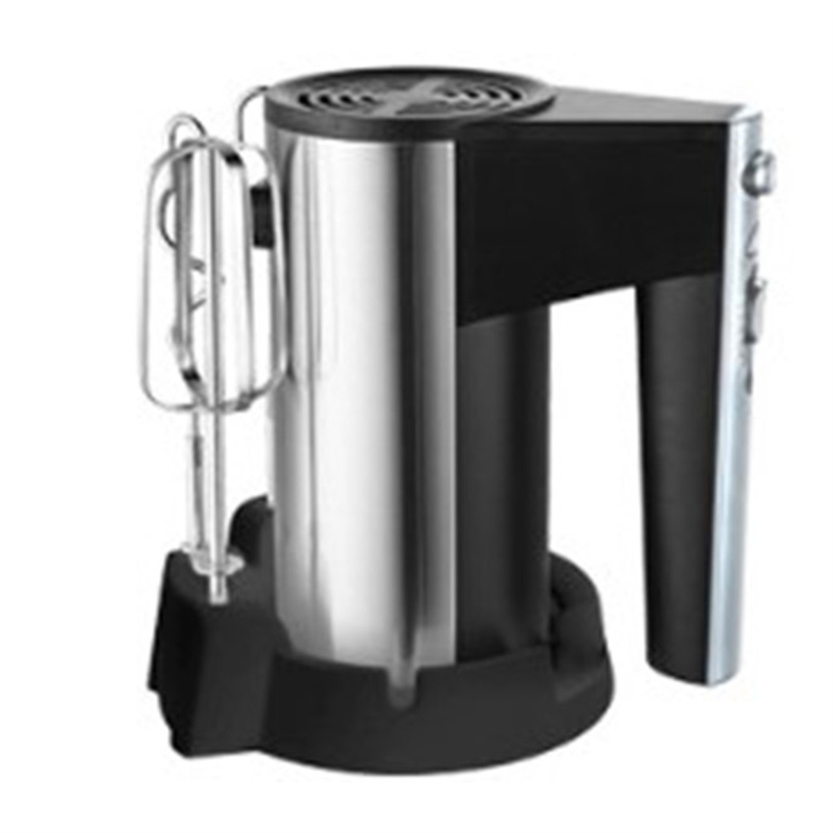Ein silberner und schwarzer Handmixer, der auf einem Sockel steht. Er hat einen Griff und Rührwerkzeuge.