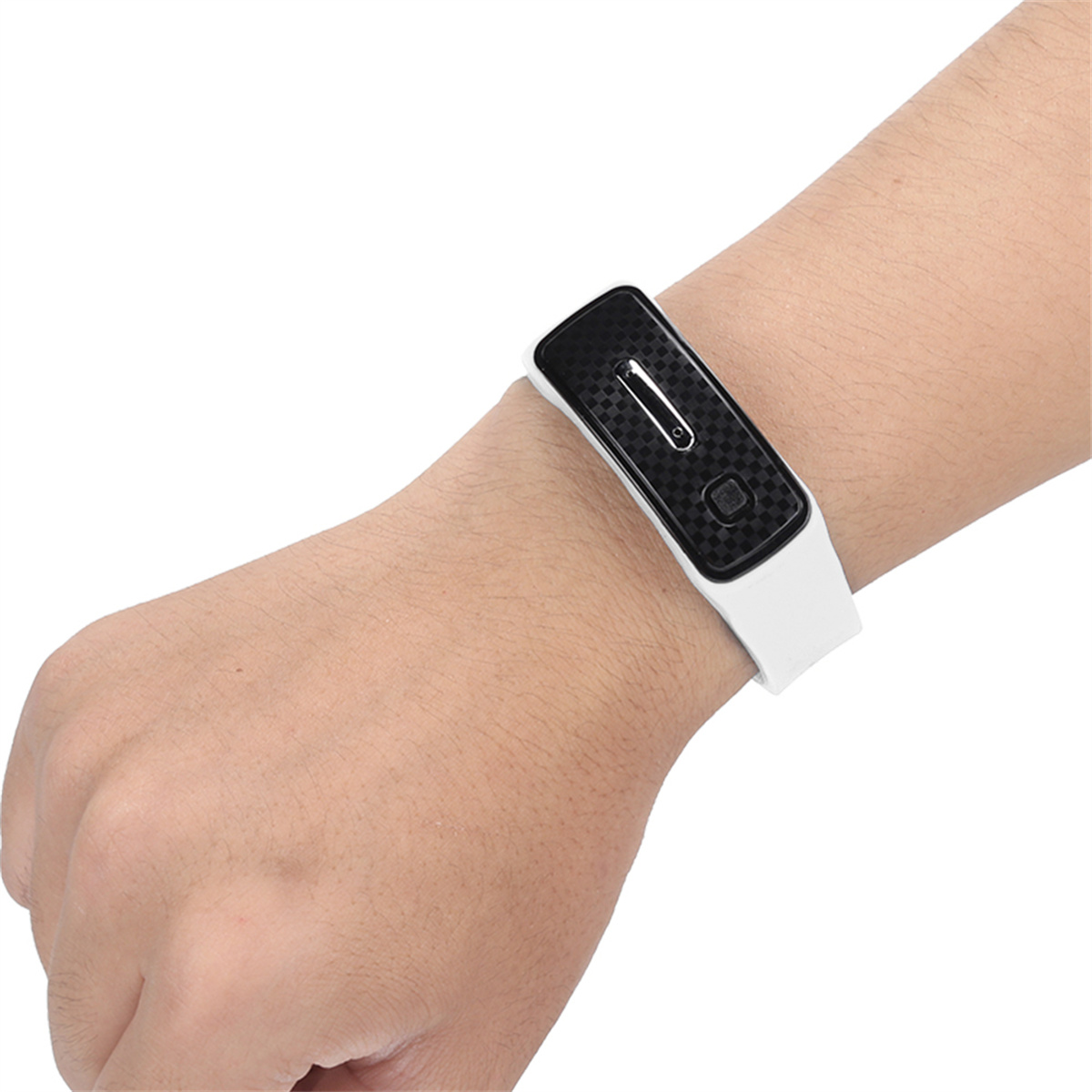 Eine Hand, die ein weißes Smartband mit schwarzem Bildschirm trägt. Der Bildschirm hat eine Taste und Muster.