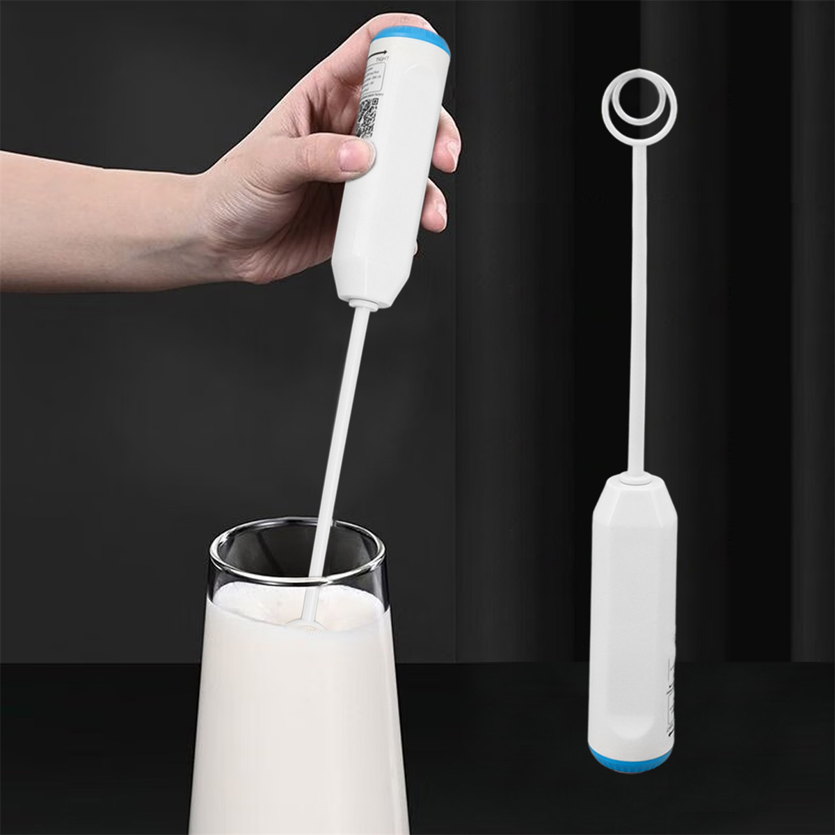 Hand verwendet Milchaufschäumer, um Milch in einem Glas zu verrühren. Der Aufschäumer ist weiß und blau. Das Glas enthält Milch.