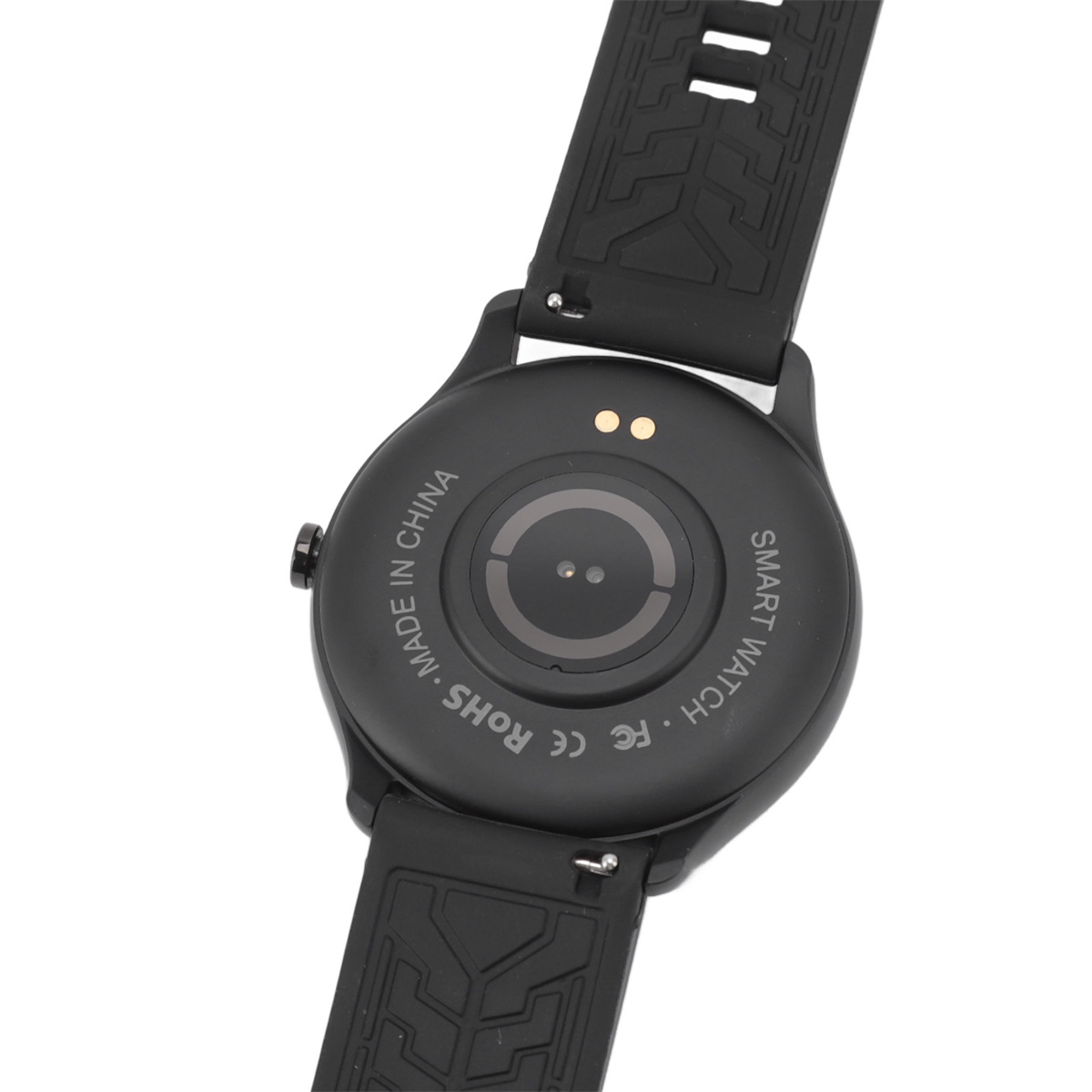 Schwarze Smartwatch mit schwarzem Armband, die Rückseite zeigt Sensoren und Text, darunter 'Made in China'.