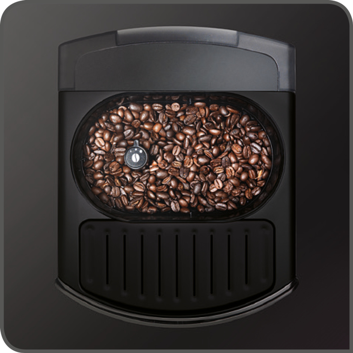 I chicchi di caffè riempiono un contenitore nero, con un quadrante al centro.