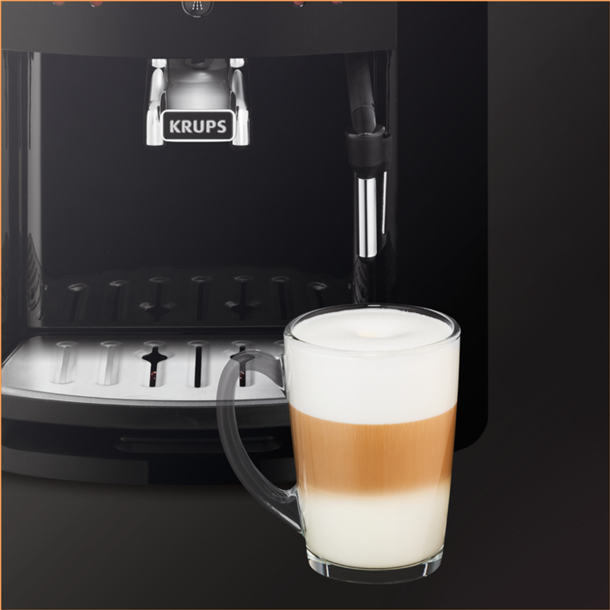 Una macchina da caffè con un bicchiere di latte macchiato. La macchina e lo sfondo sono neri.