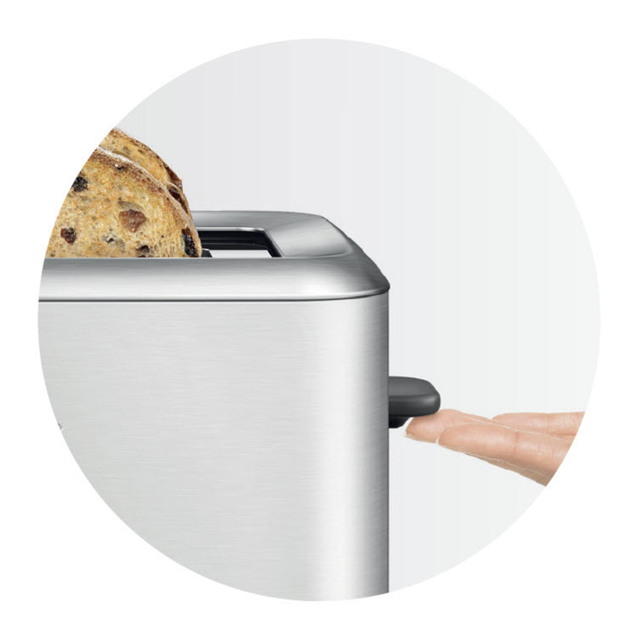 Nahaufnahme eines Toasters, der Brot und eine Hand zeigt, die den Hebel drückt.