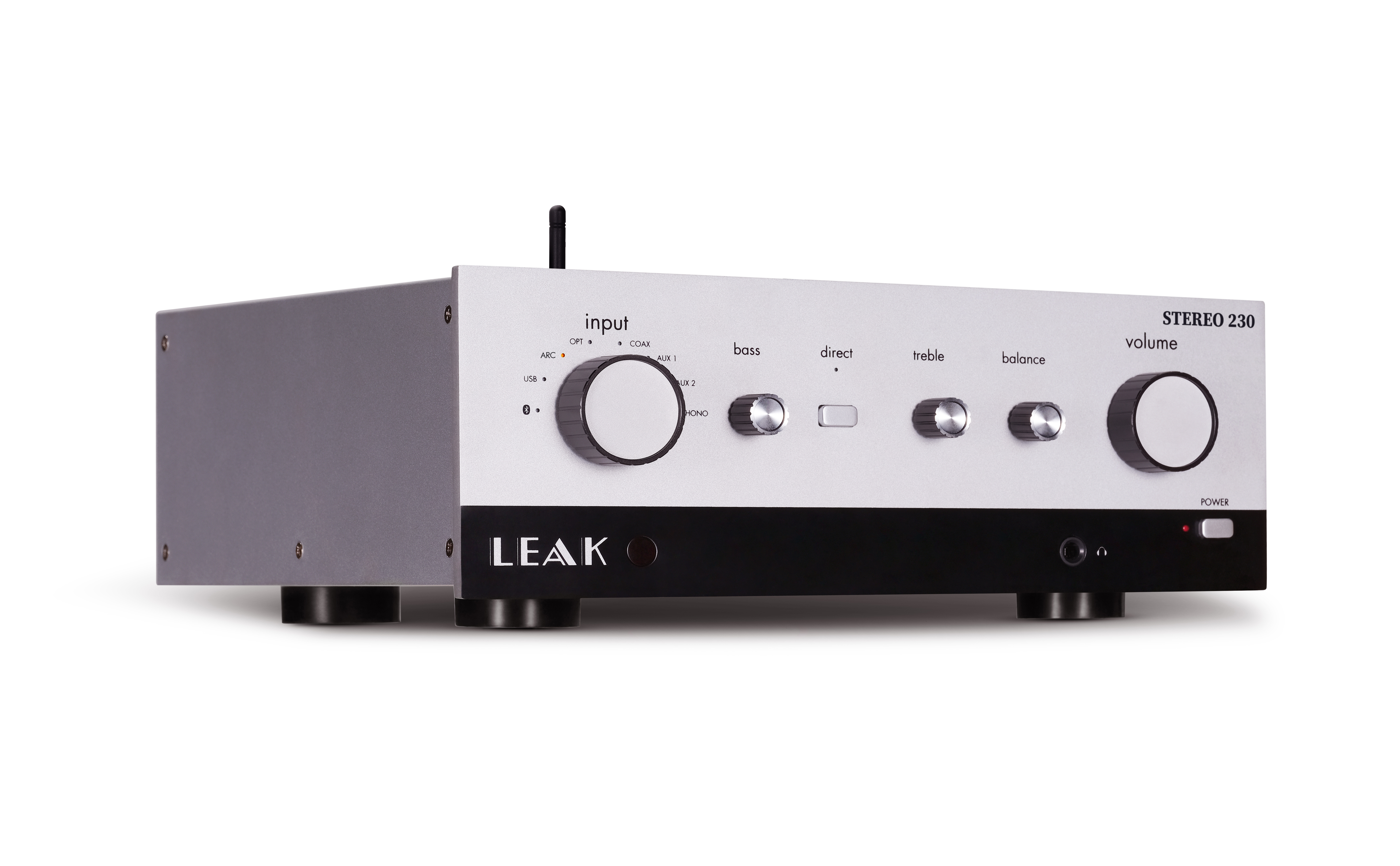 Zilveren Leak Stereo 230 versterker. Knoppen en labels aan de voorkant. Witte achtergrond.