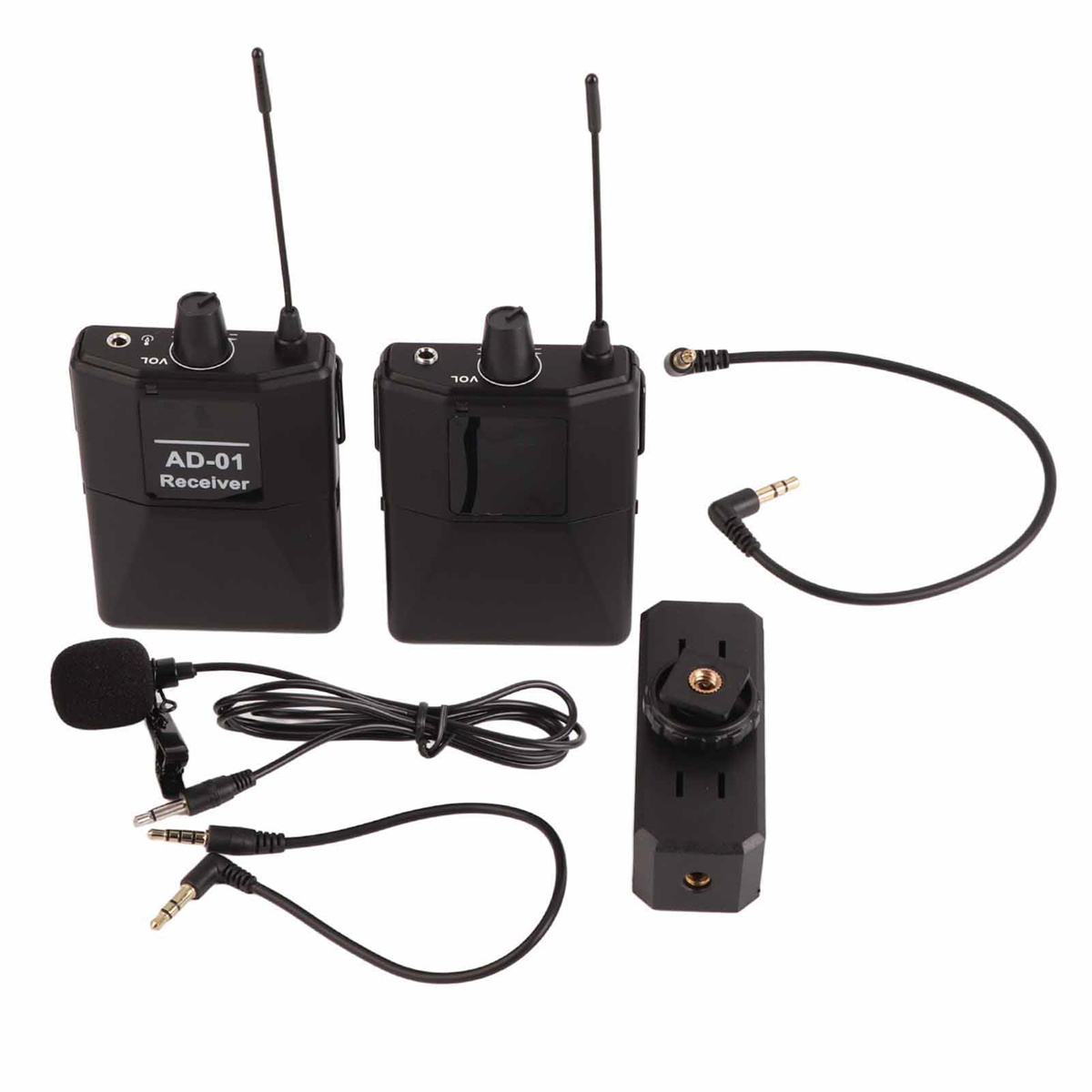 Zwei schwarze Empfänger mit Antennen, Mikrofon und anderem Audiozubehör werden auf weißem Hintergrund angezeigt.