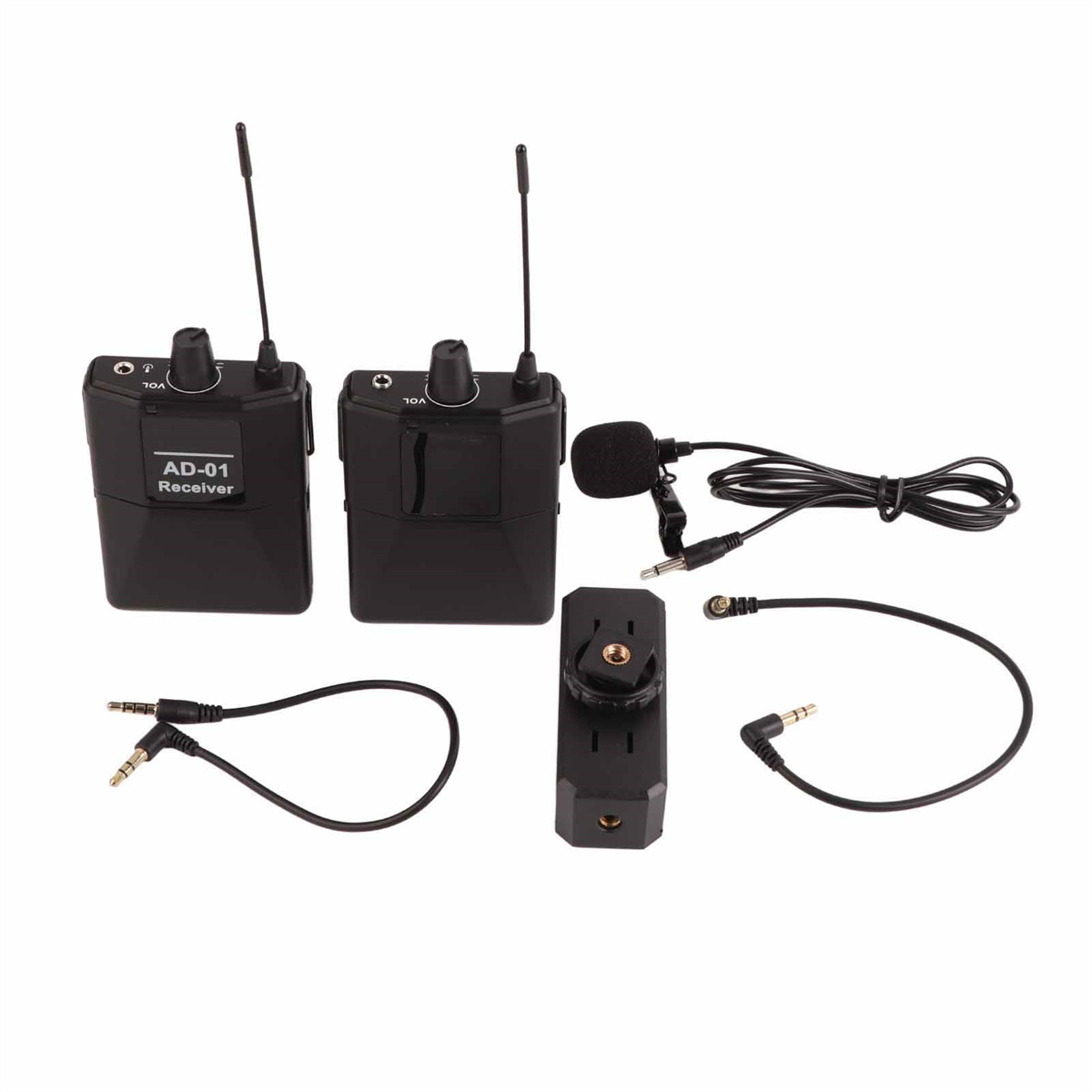 Set schwarzer drahtloser Mikrofone und Empfänger mit Antennen und Verbindungskabeln.