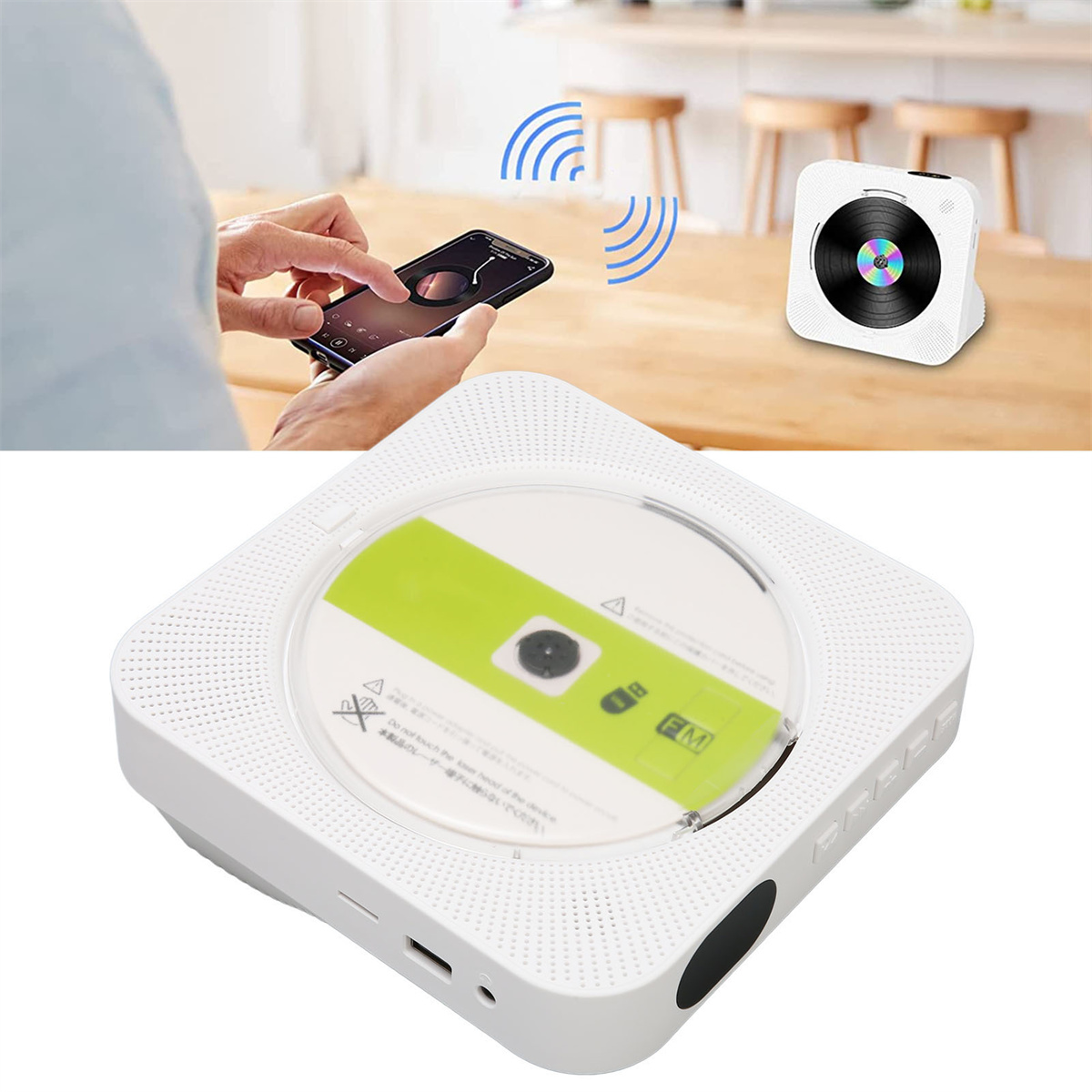 Weißer tragbarer CD-Player mit sichtbarer Disc und jemandem, der im Hintergrund ein Smartphone benutzt.
