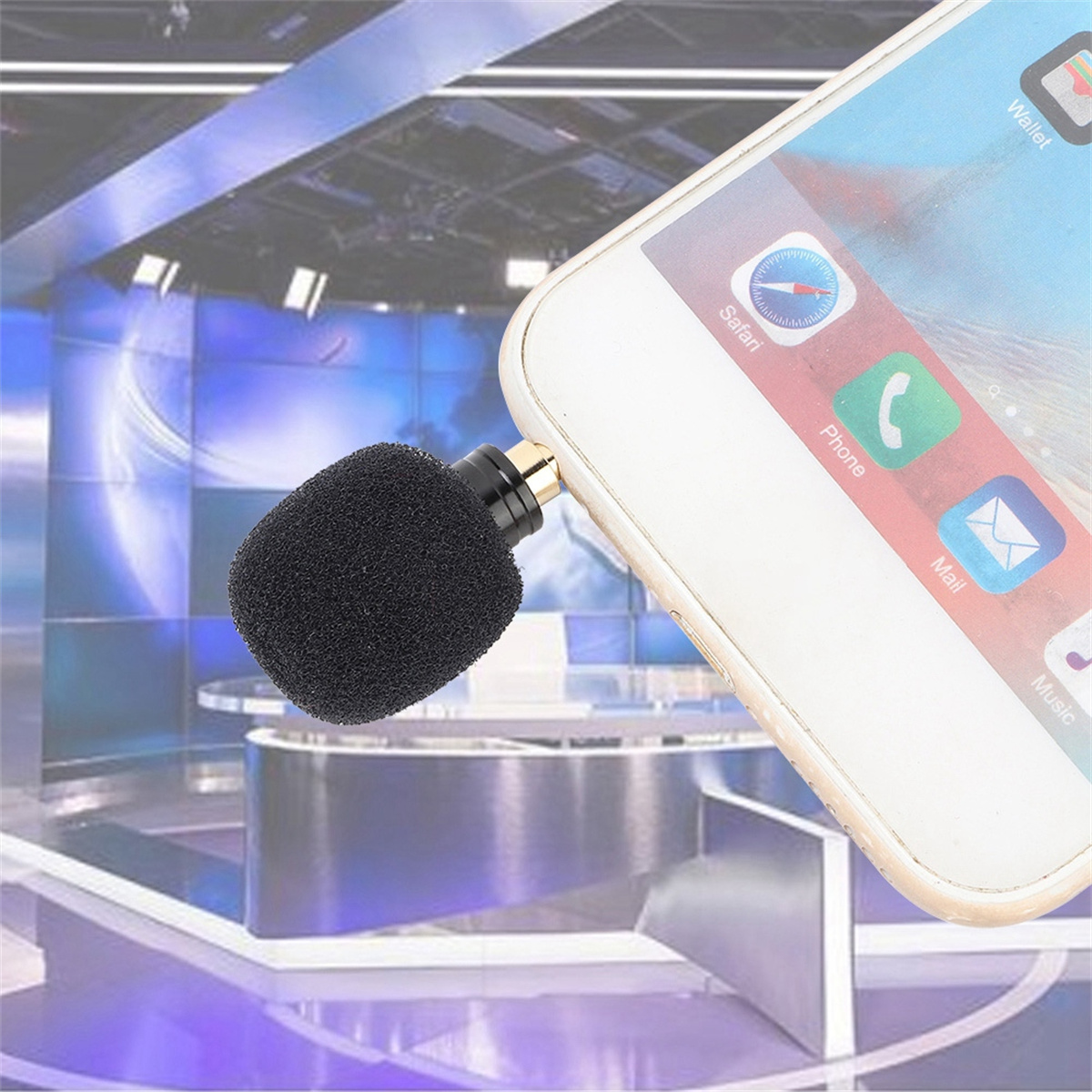 Ein schwarzes Mikrofon ist an ein weißes Smartphone angeschlossen. Der Hintergrund zeigt ein verschwommenes Studio.