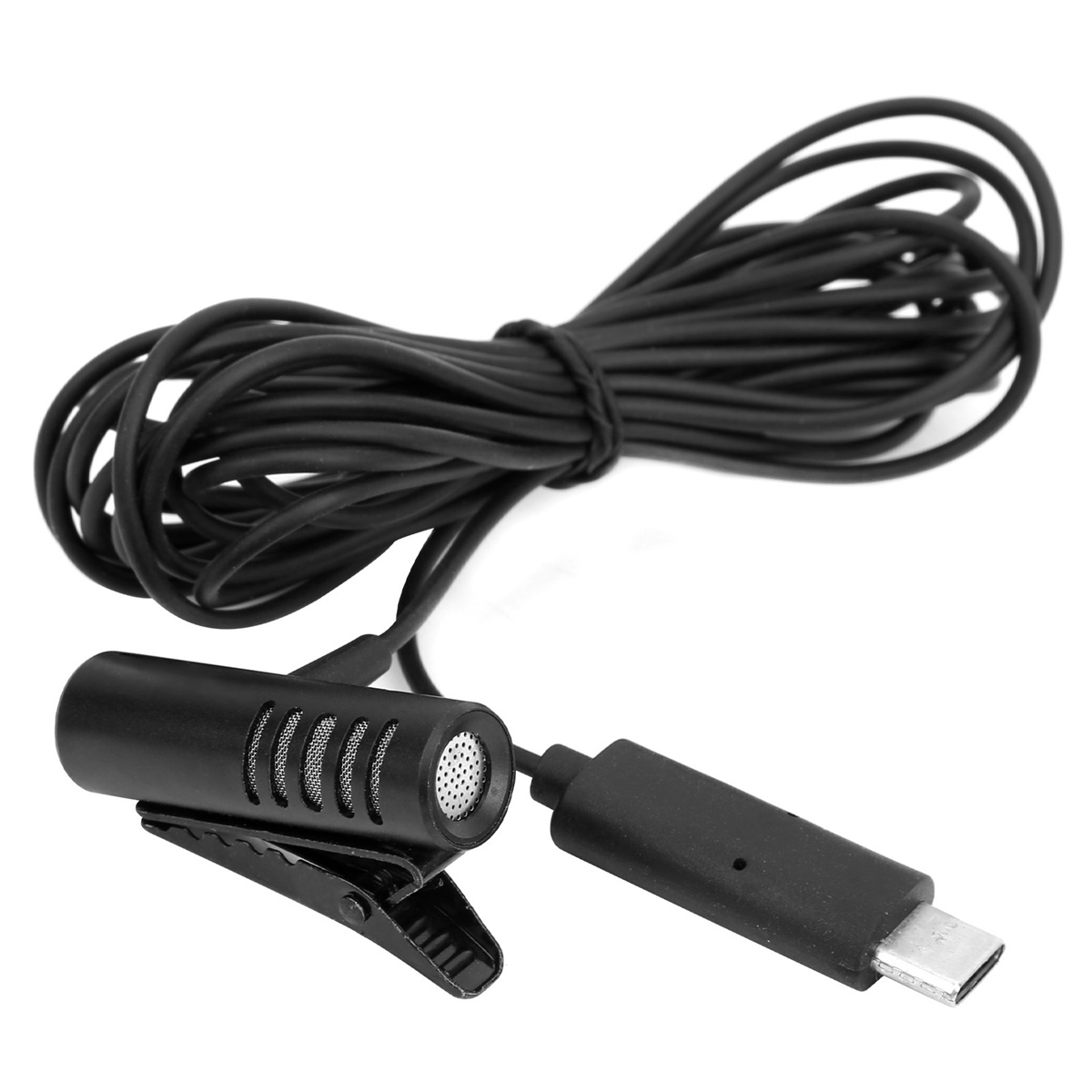 Schwarzes Mikrofon mit Clip und schwarzem Kabel. Das Kabel ist gekräuselt. Ein USB-C-Anschluss ist ebenfalls vorhanden.