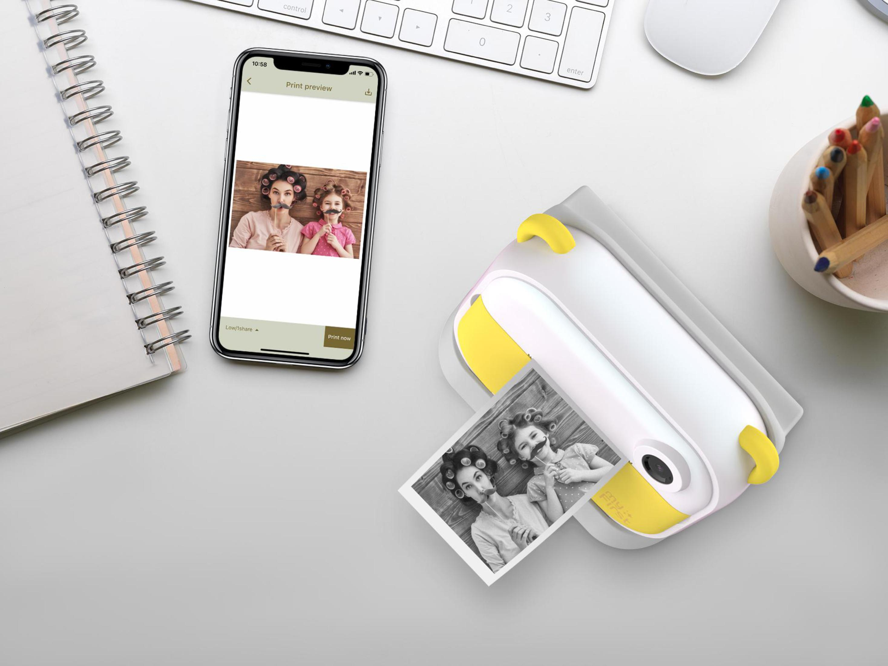 Ein Drucker druckt ein Foto eines Paares. Ein Telefon zeigt die Druckvorschau.