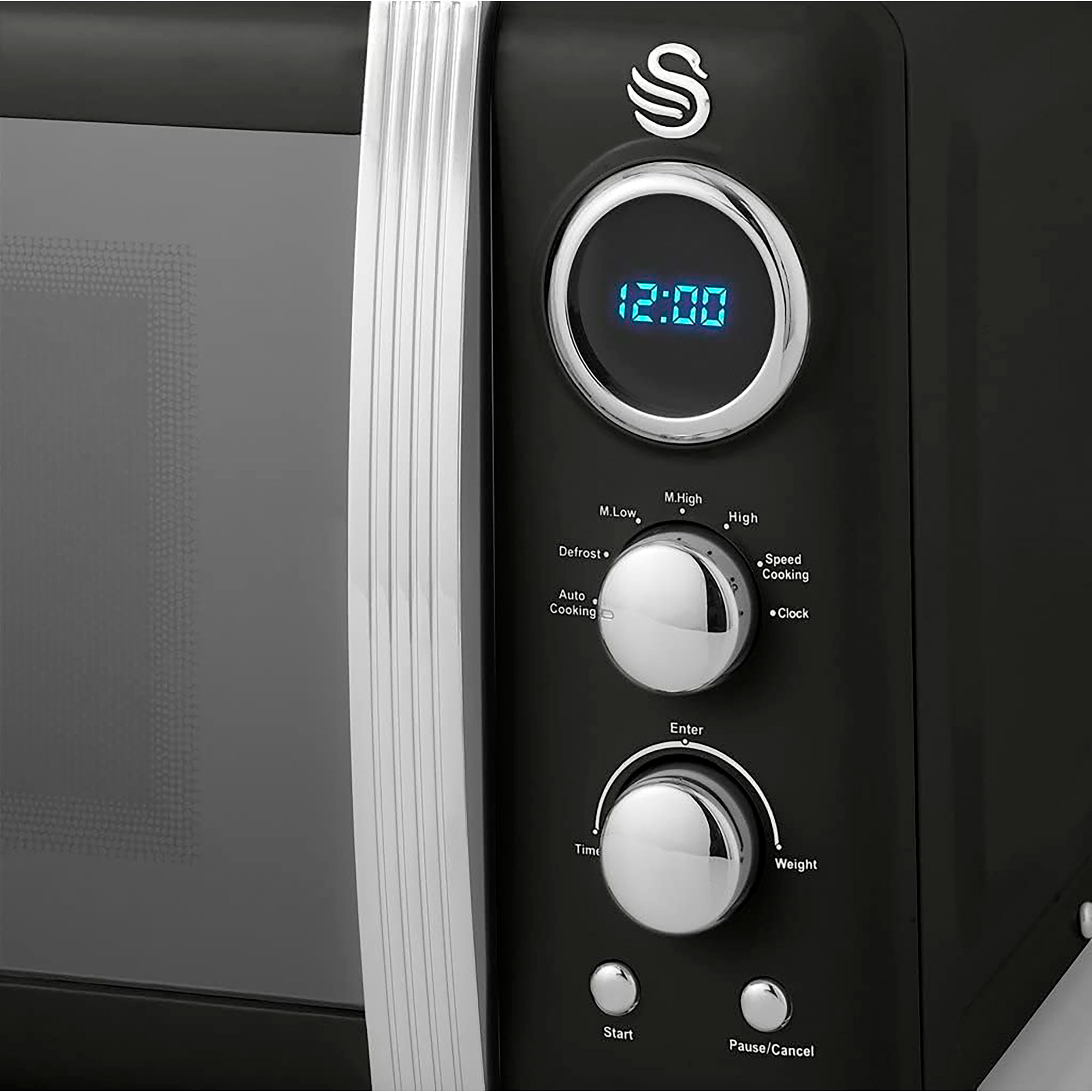 Un horno microondas negro, primer plano del panel de control con la hora 12:00 mostrada en luz azul.