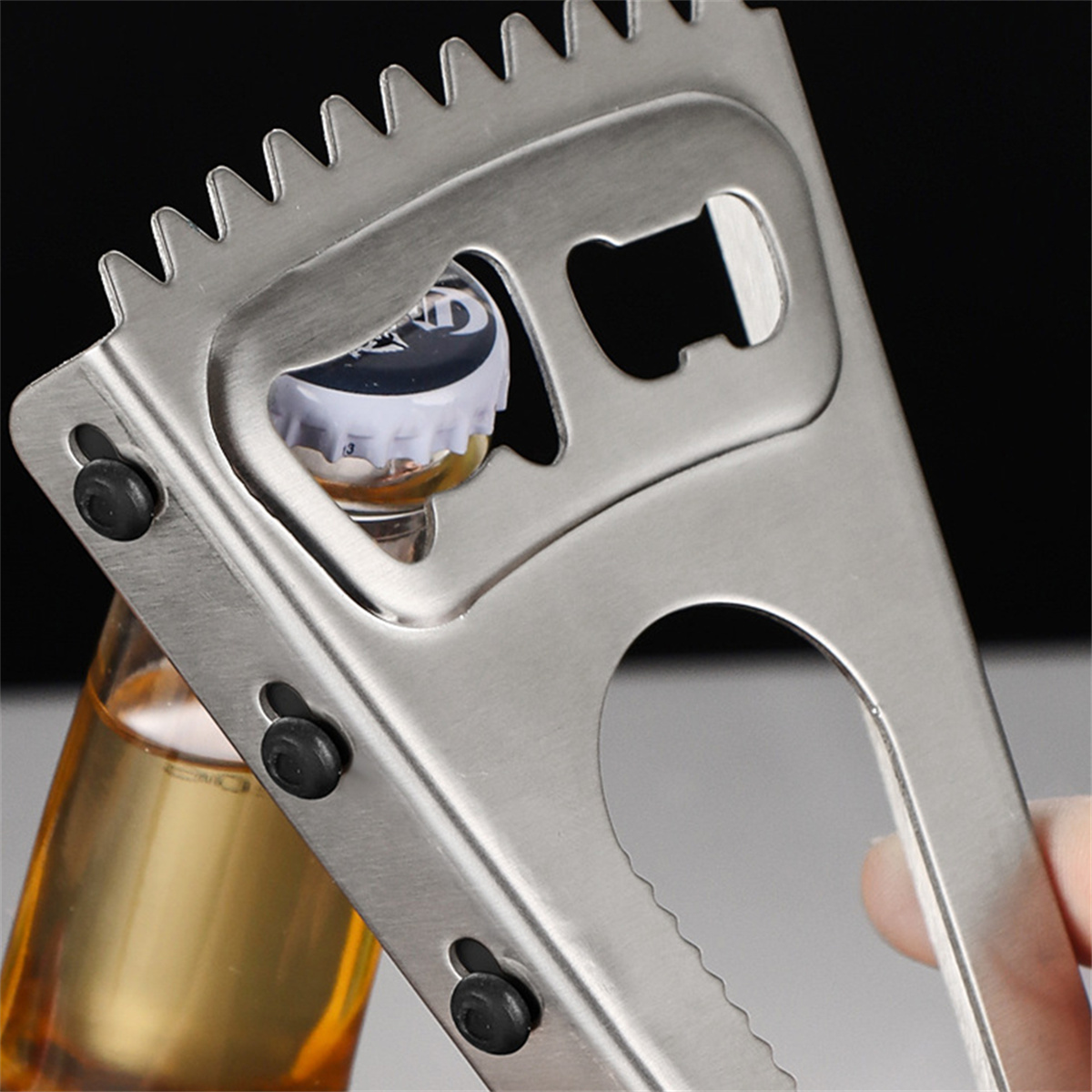 Metall-Multitool, das eine Bierflasche öffnet.