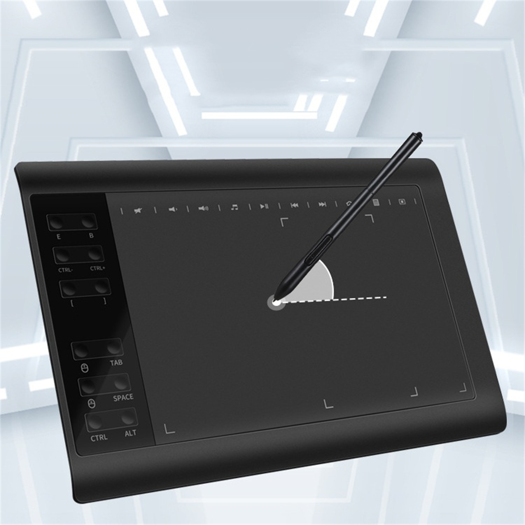 Ein schwarzes Grafiktablett mit Stift, vor weiß-grauem Hintergrund.
